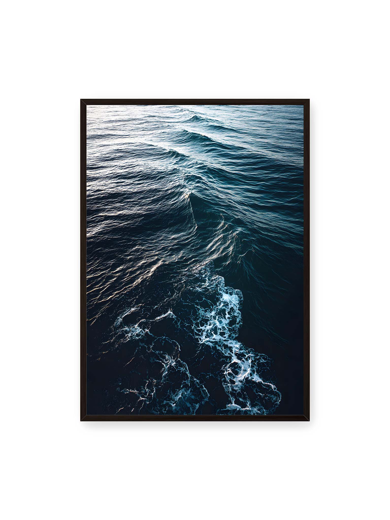 70x100 cm, schwarzer Rahmen – Sanfte Ozeanwellen mit schimmerndem Schaum und tiefblauem Wasser in einer ruhigen, harmonischen Szenerie.