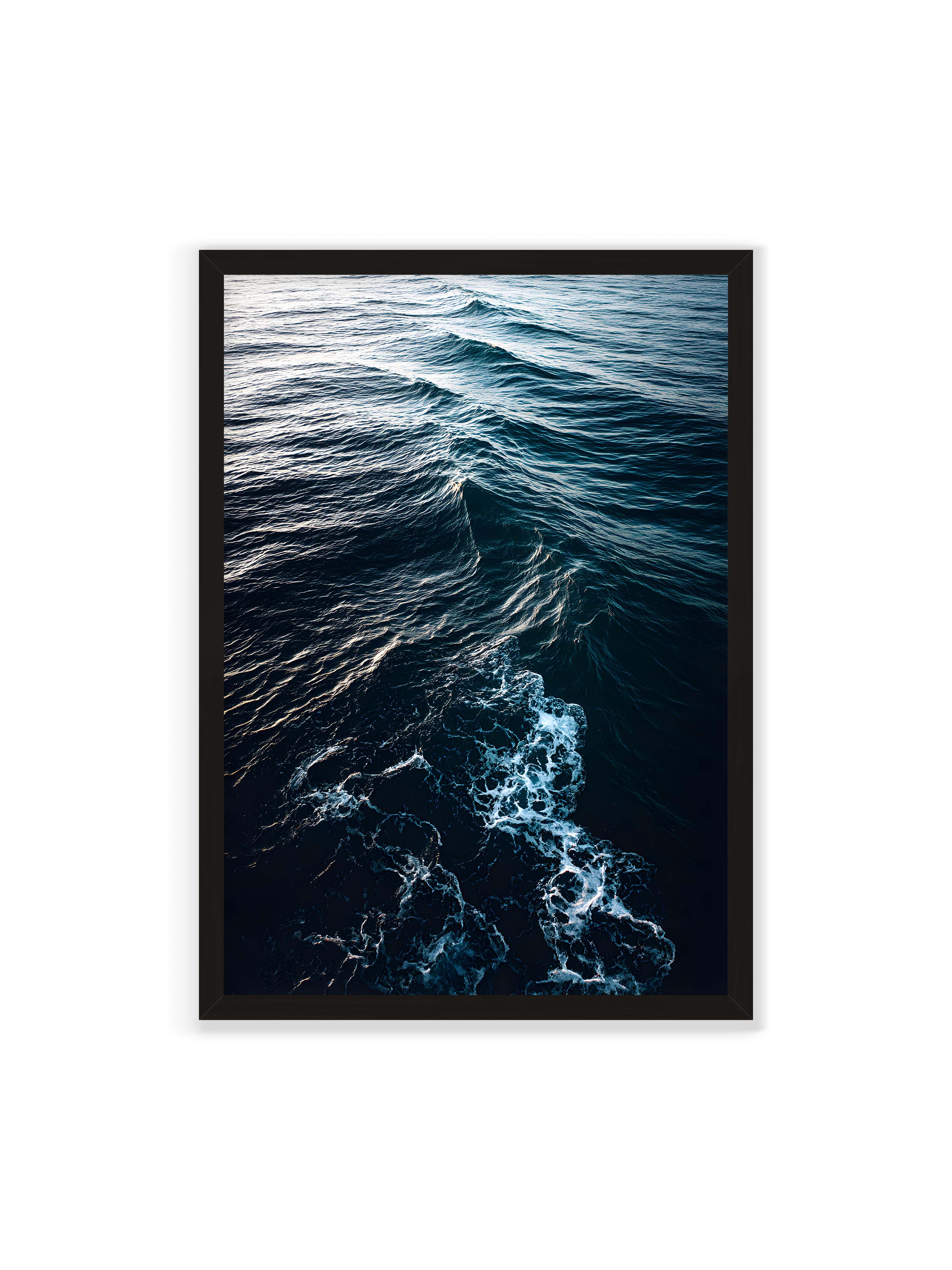 70x100 cm ohne Galerie-Rand mit schwarzem Rahmen – Sanfte Ozeanwellen mit schimmerndem Schaum und tiefblauem Wasser in einer ruhigen, harmonischen Szenerie.
