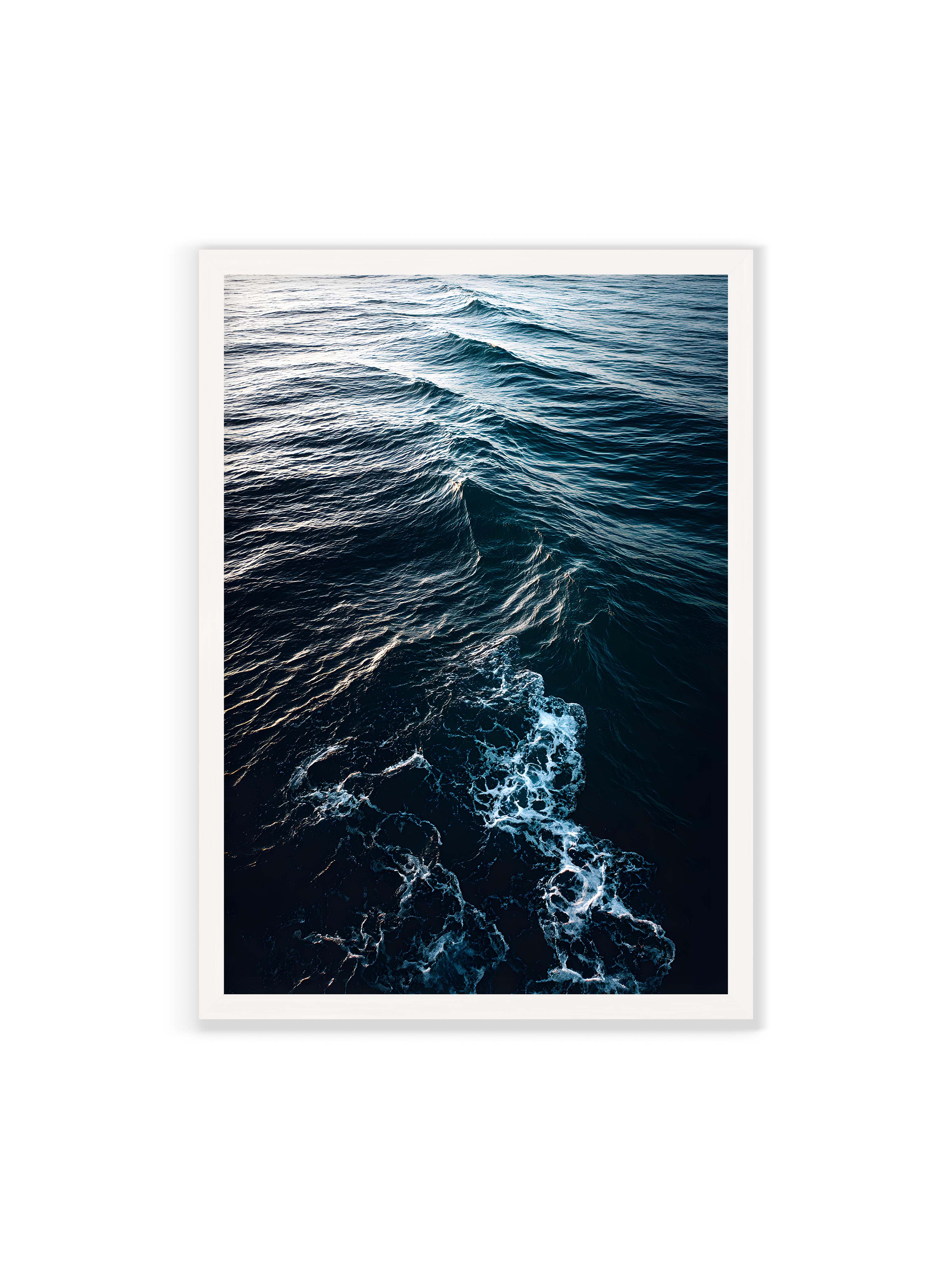 70x100 cm ohne Galerie-Rand mit weißem Rahmen – Sanfte Ozeanwellen mit schimmerndem Schaum und tiefblauem Wasser in einer ruhigen, harmonischen Szenerie.
