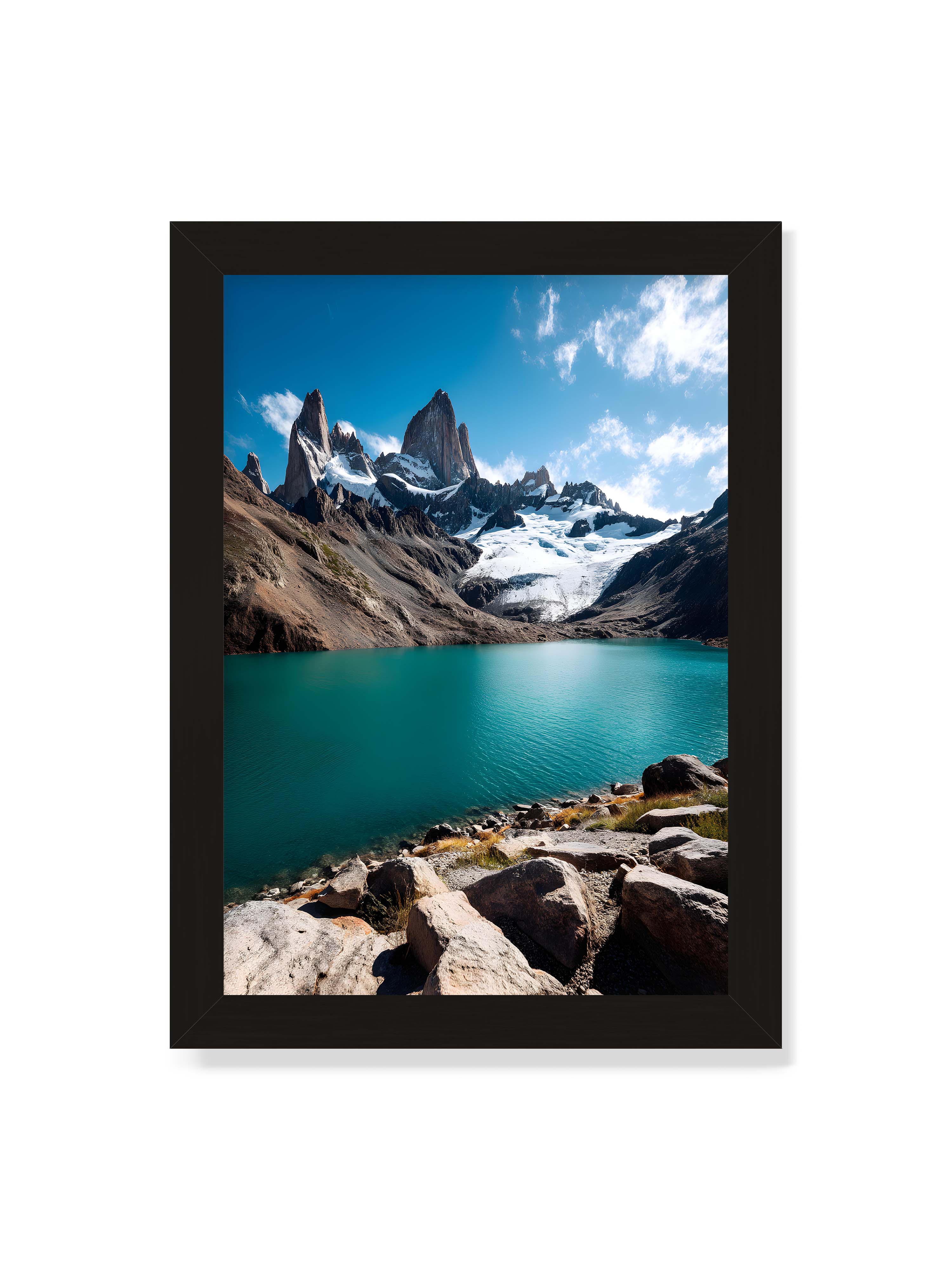 21x30 cm ohne Galerie-Rand mit schwarzem Rahmen – Schneebedeckte Berggipfel mit kristallklarem See im Vordergrund, unter einem azurblauen Himmel.