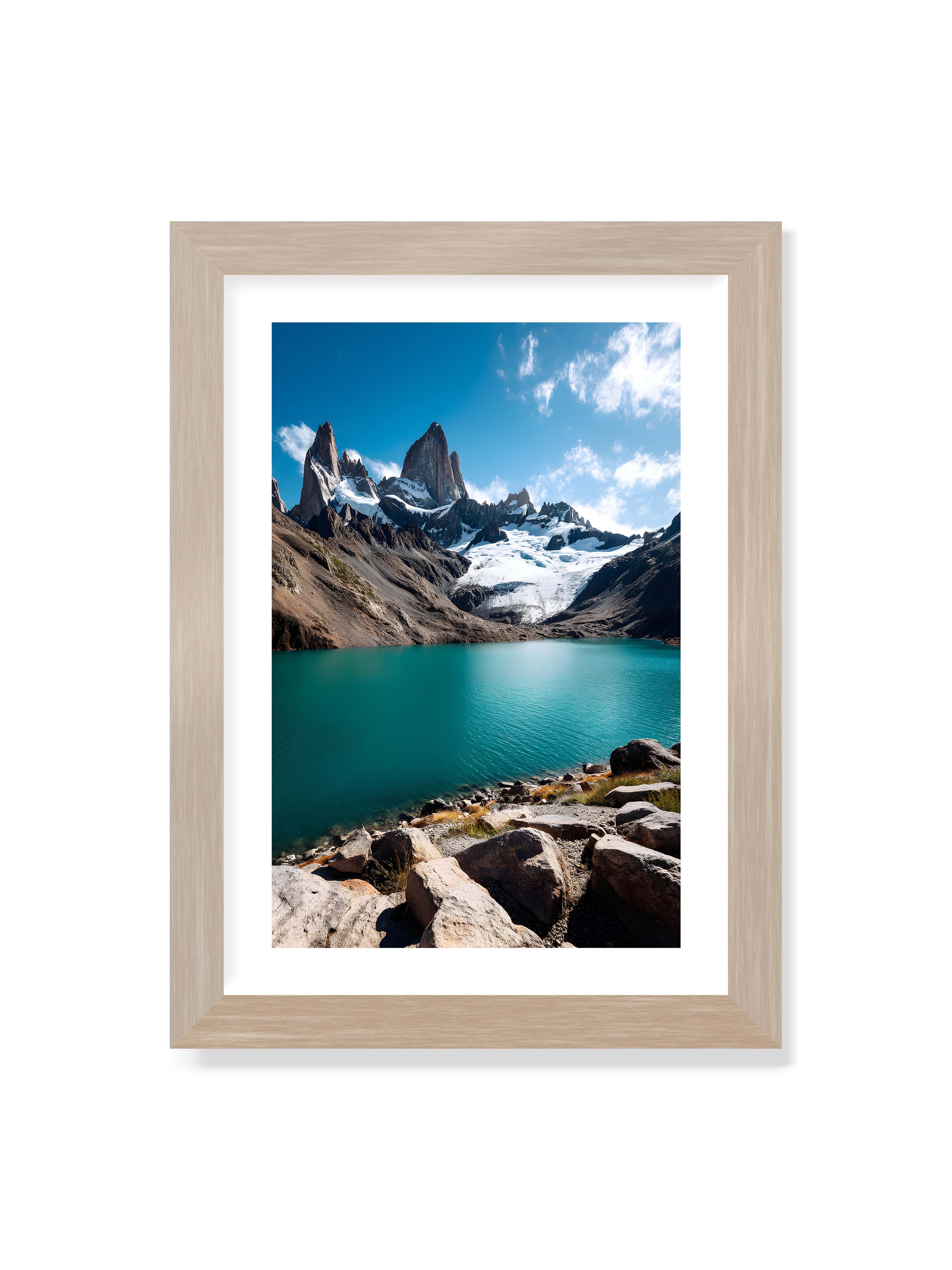 21x30 cm mit weißem Galerie-Rand im Eichenrahmen – Schneebedeckte Berggipfel mit kristallklarem See im Vordergrund, unter einem azurblauen Himmel.
