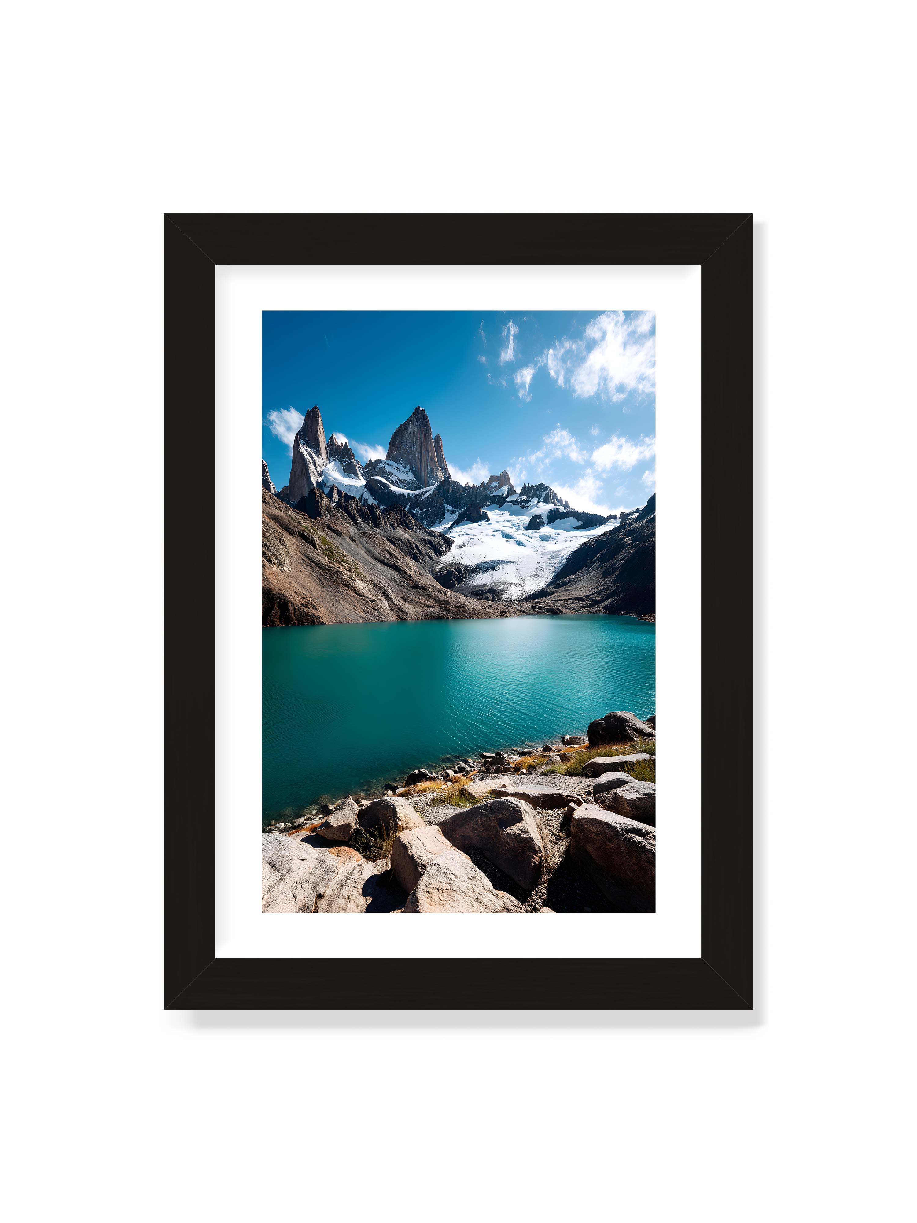 21x30 cm mit weißem Galerie-Rand mit schwarzem Rahmen – Schneebedeckte Berggipfel mit kristallklarem See im Vordergrund, unter einem azurblauen Himmel.
