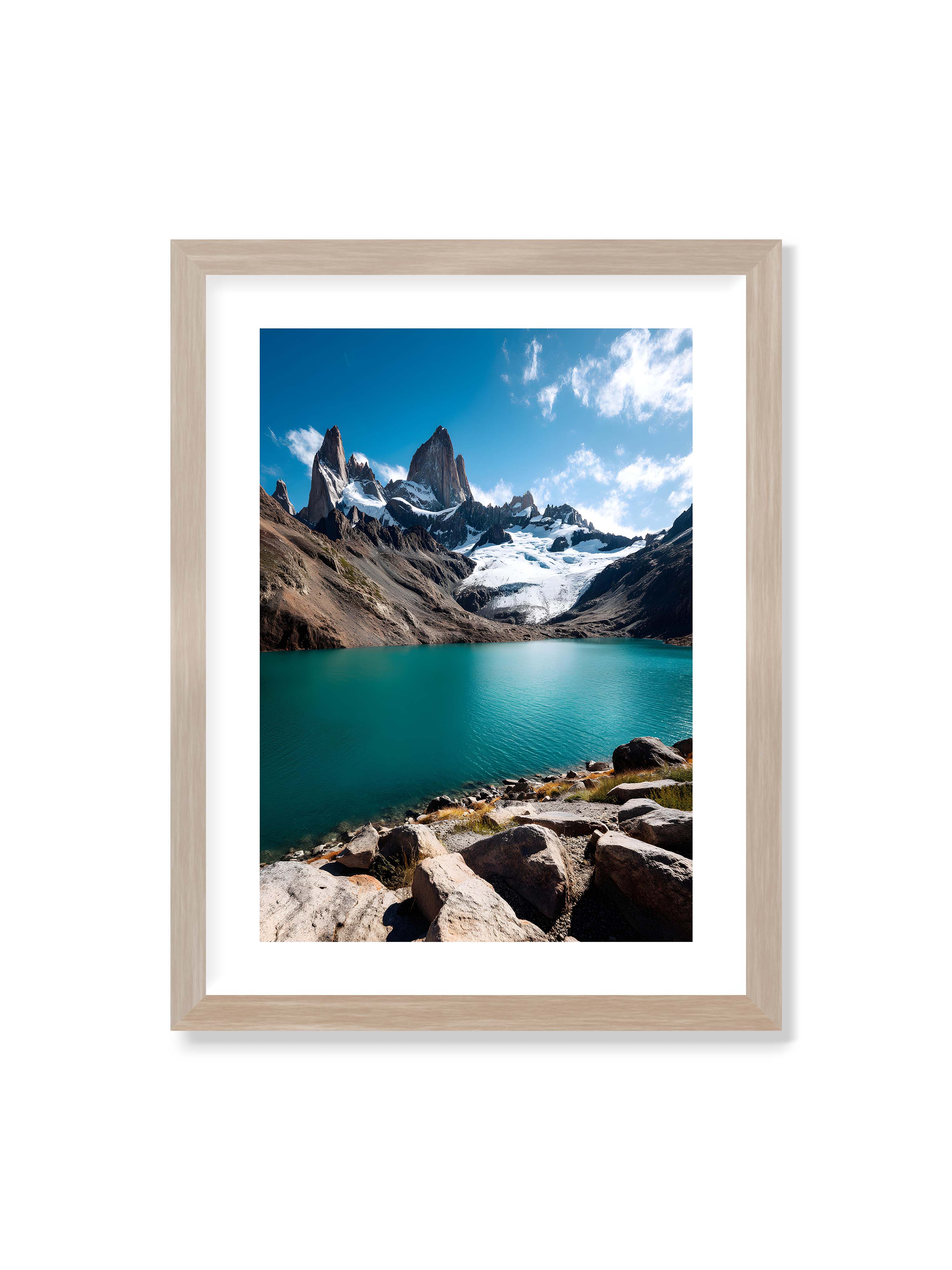 30x40 cm mit weißem Galerie-Rand im Eichenrahmen – Schneebedeckte Berggipfel mit kristallklarem See im Vordergrund, unter einem azurblauen Himmel.