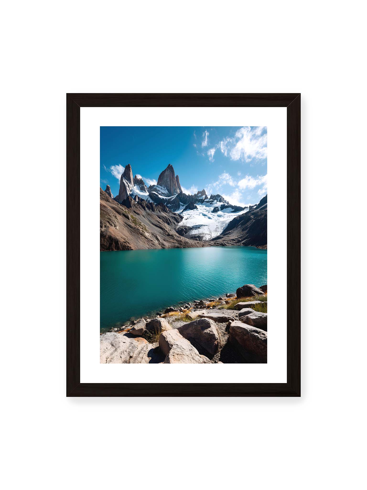 30x40 cm, weißer Galerie-Rand, schwarzer Rahmen – Schneebedeckte Berggipfel mit kristallklarem See im Vordergrund, unter einem azurblauen Himmel.
