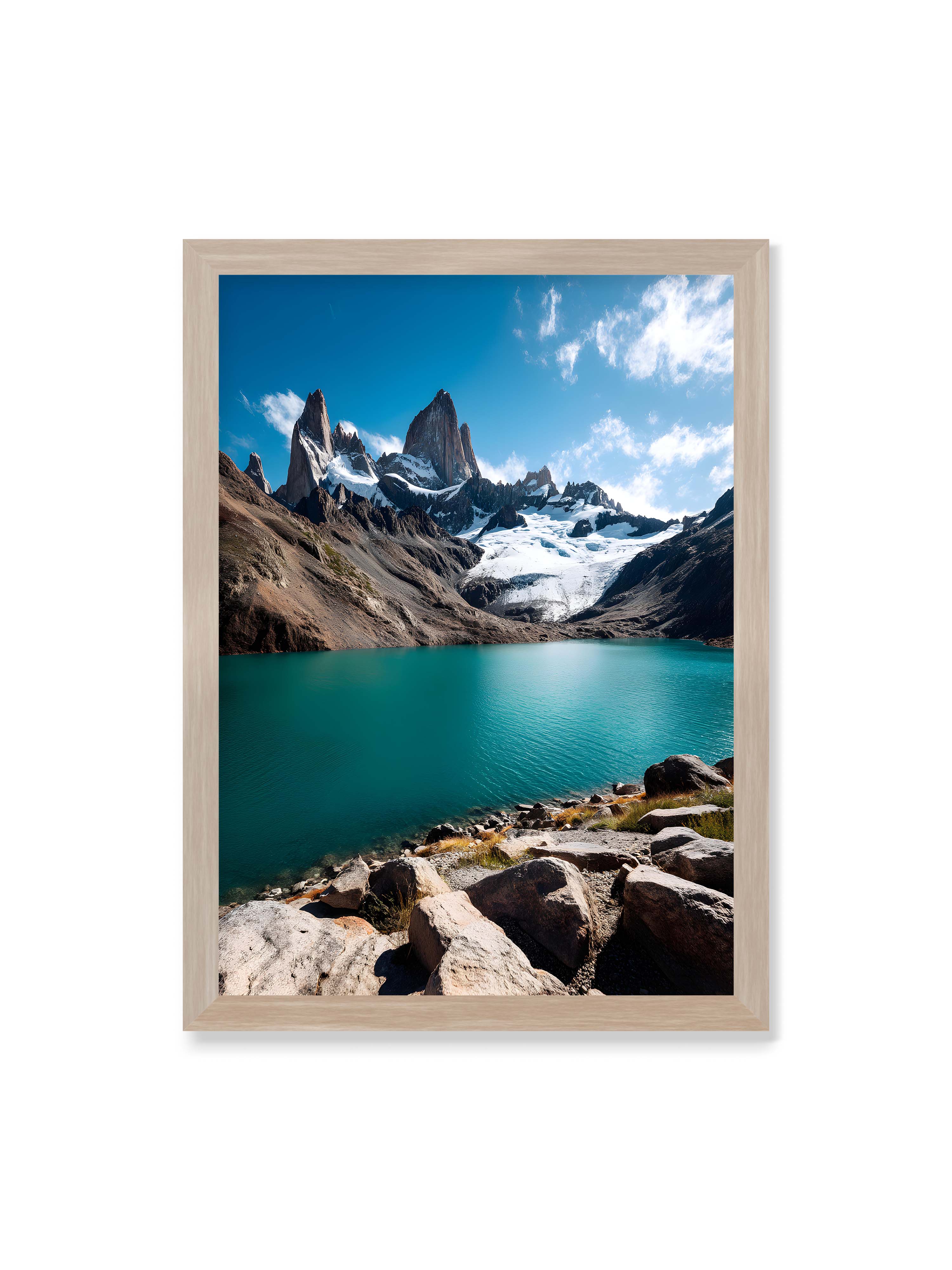 50x70 cm ohne Galerie-Rand im Eichenrahmen – Schneebedeckte Berggipfel mit kristallklarem See im Vordergrund, unter einem azurblauen Himmel.