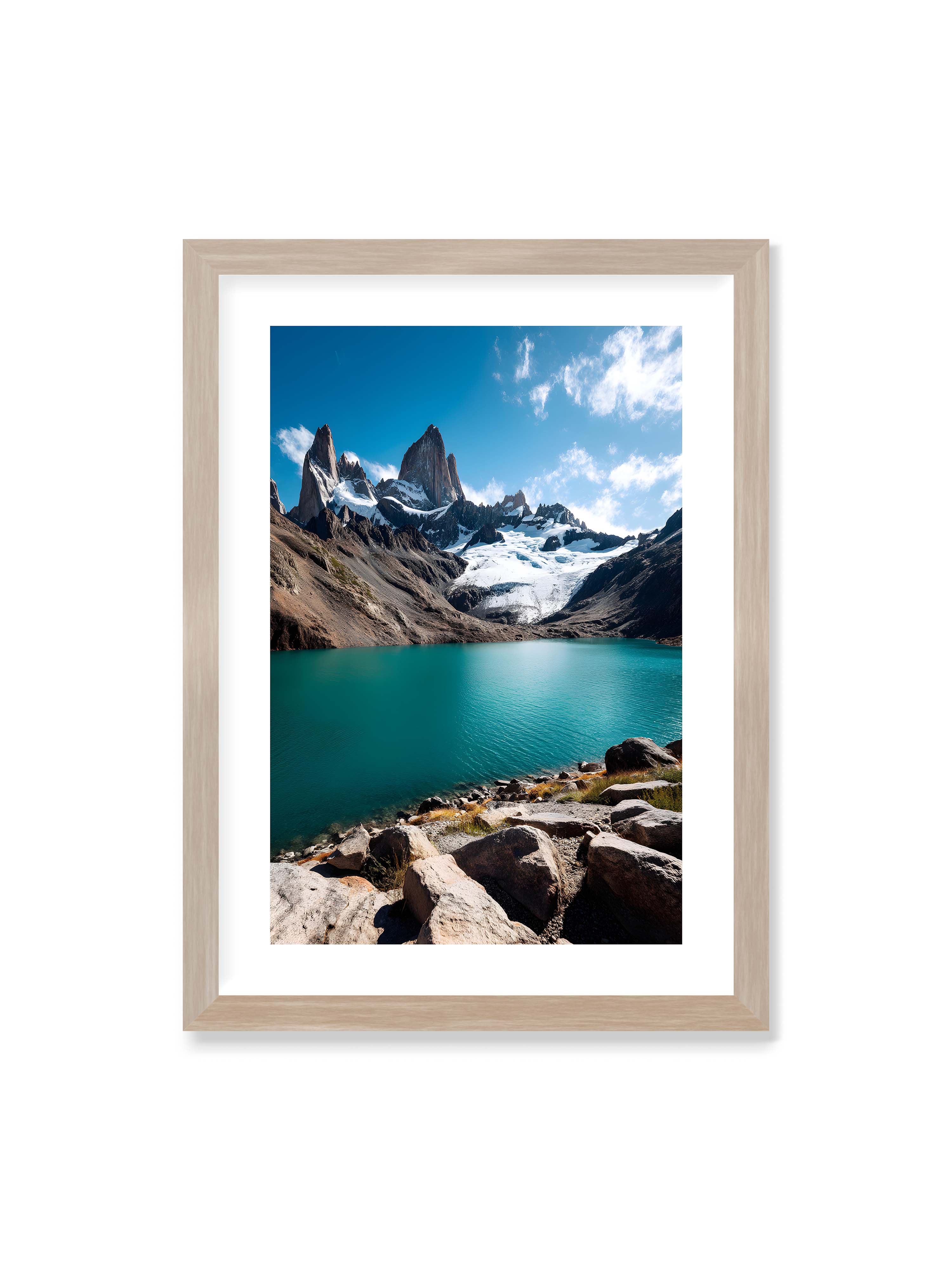 50x70 cm mit weißem Galerie-Rand im Eichenrahmen – Schneebedeckte Berggipfel mit kristallklarem See im Vordergrund, unter einem azurblauen Himmel.