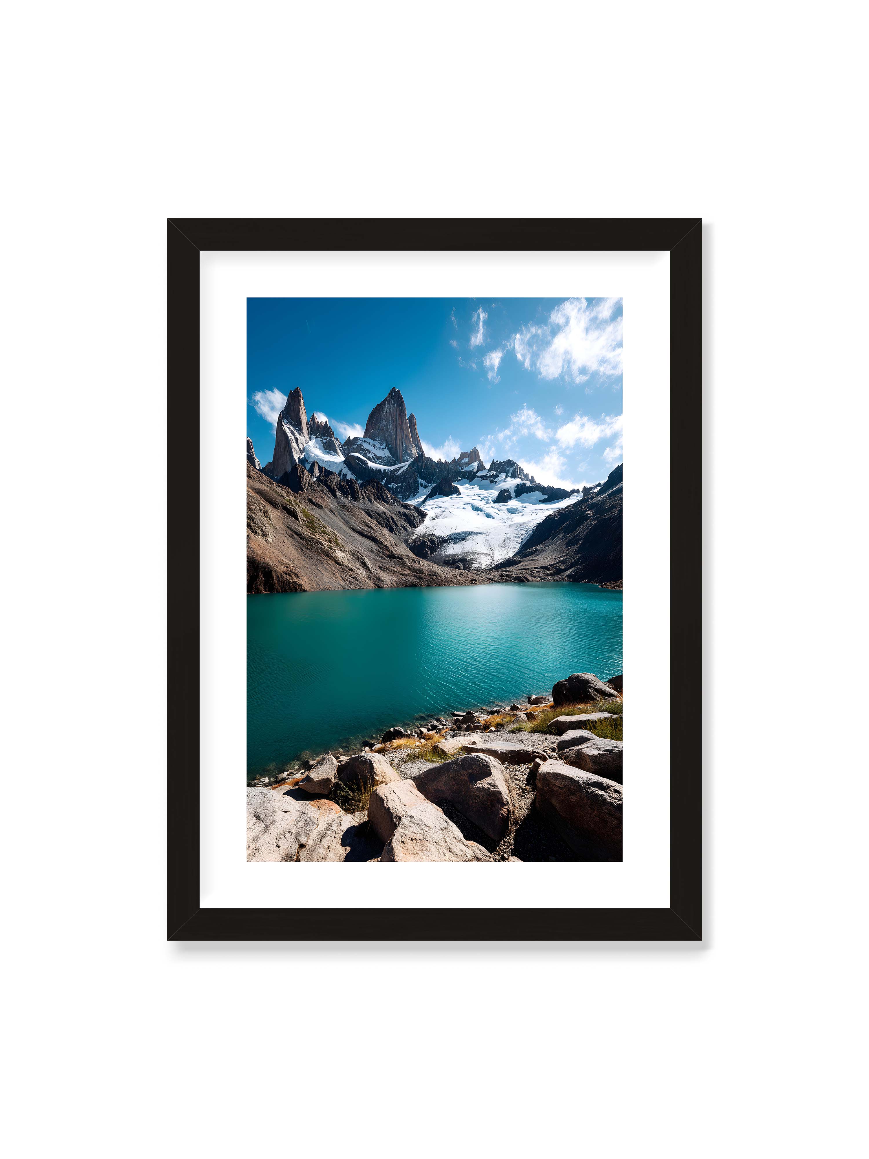 50x70 cm mit weißem Galerie-Rand mit schwarzem Rahmen – Schneebedeckte Berggipfel mit kristallklarem See im Vordergrund, unter einem azurblauen Himmel.