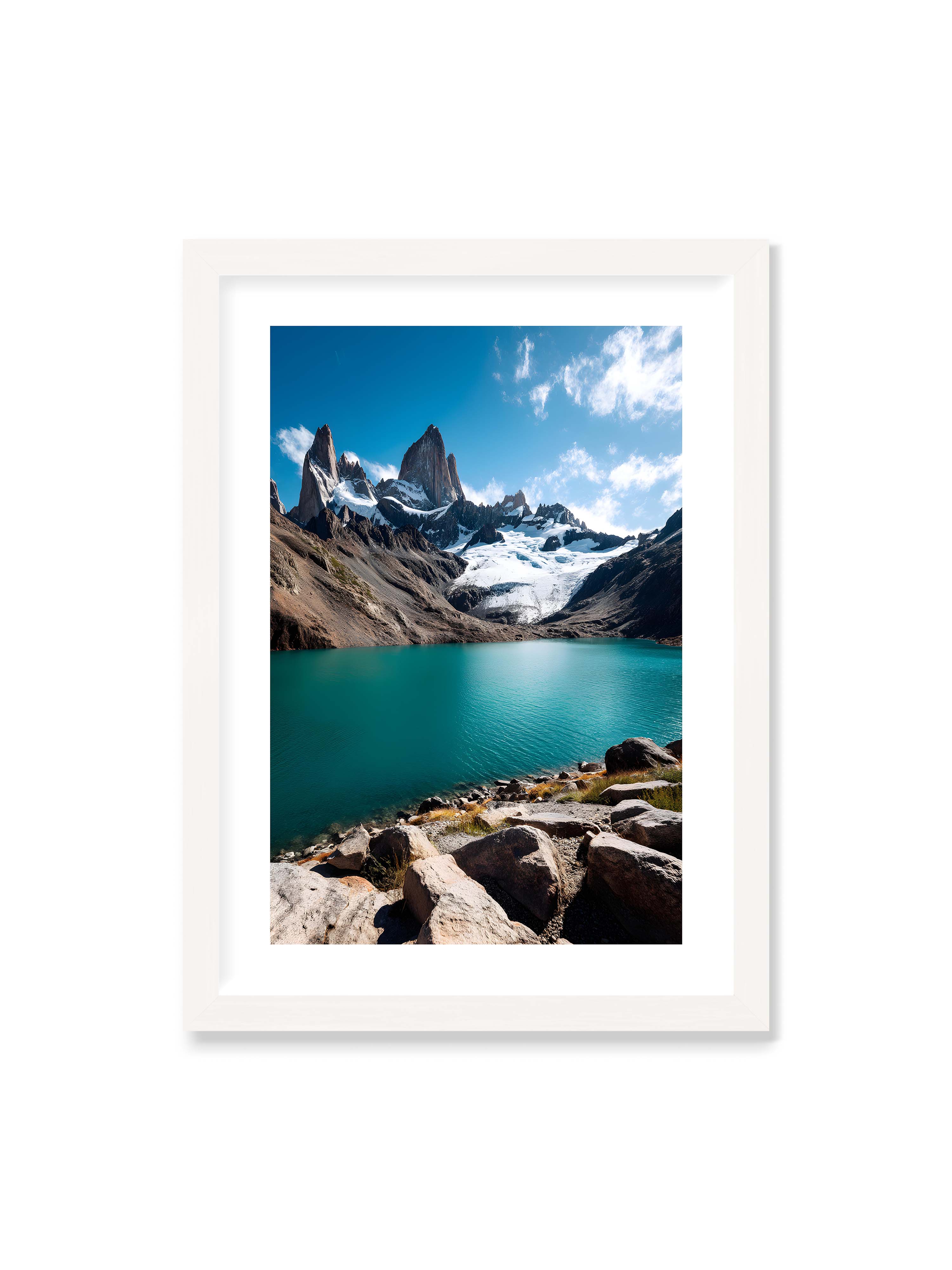 50x70 cm mit weißem Galerie-Rand mit weißem Rahmen – Schneebedeckte Berggipfel mit kristallklarem See im Vordergrund, unter einem azurblauen Himmel.