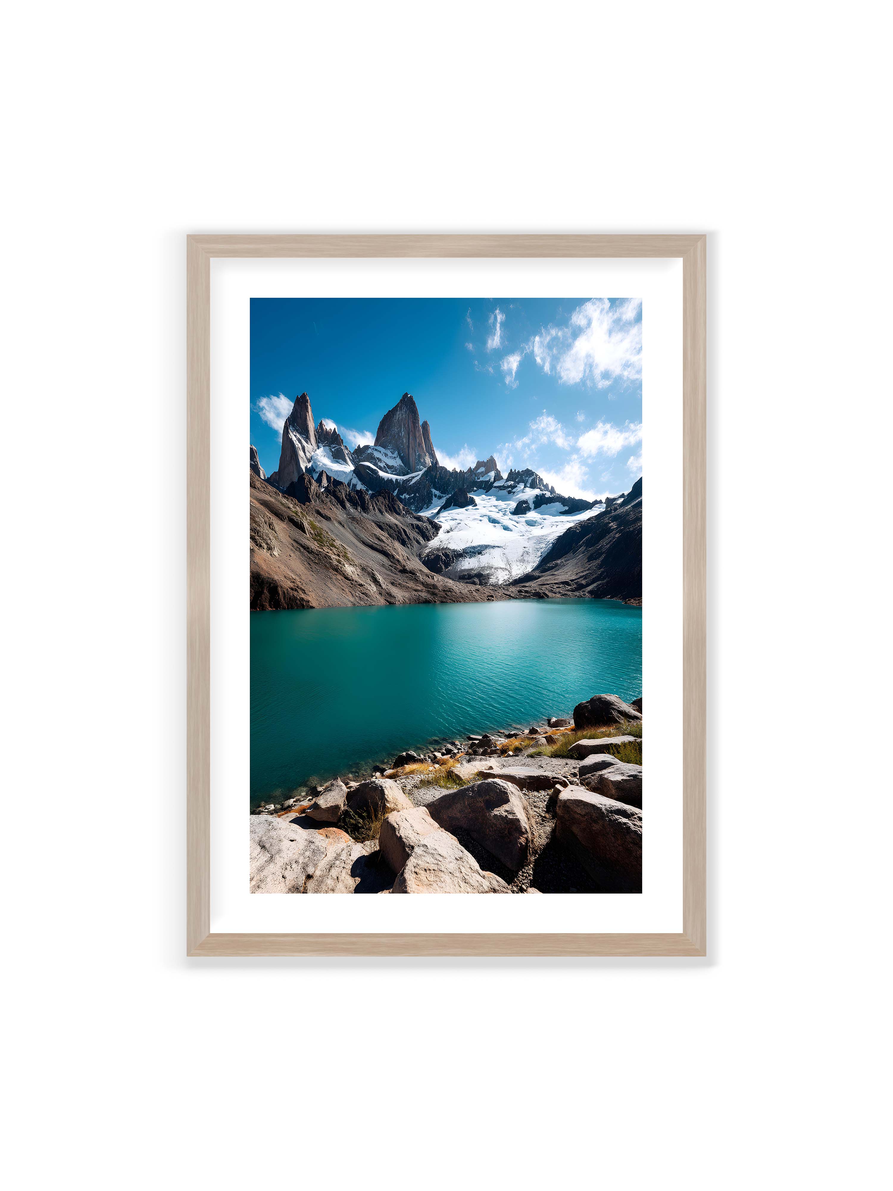 70x100 cm mit weißem Galerie-Rand im Eichenrahmen – Schneebedeckte Berggipfel mit kristallklarem See im Vordergrund, unter einem azurblauen Himmel.