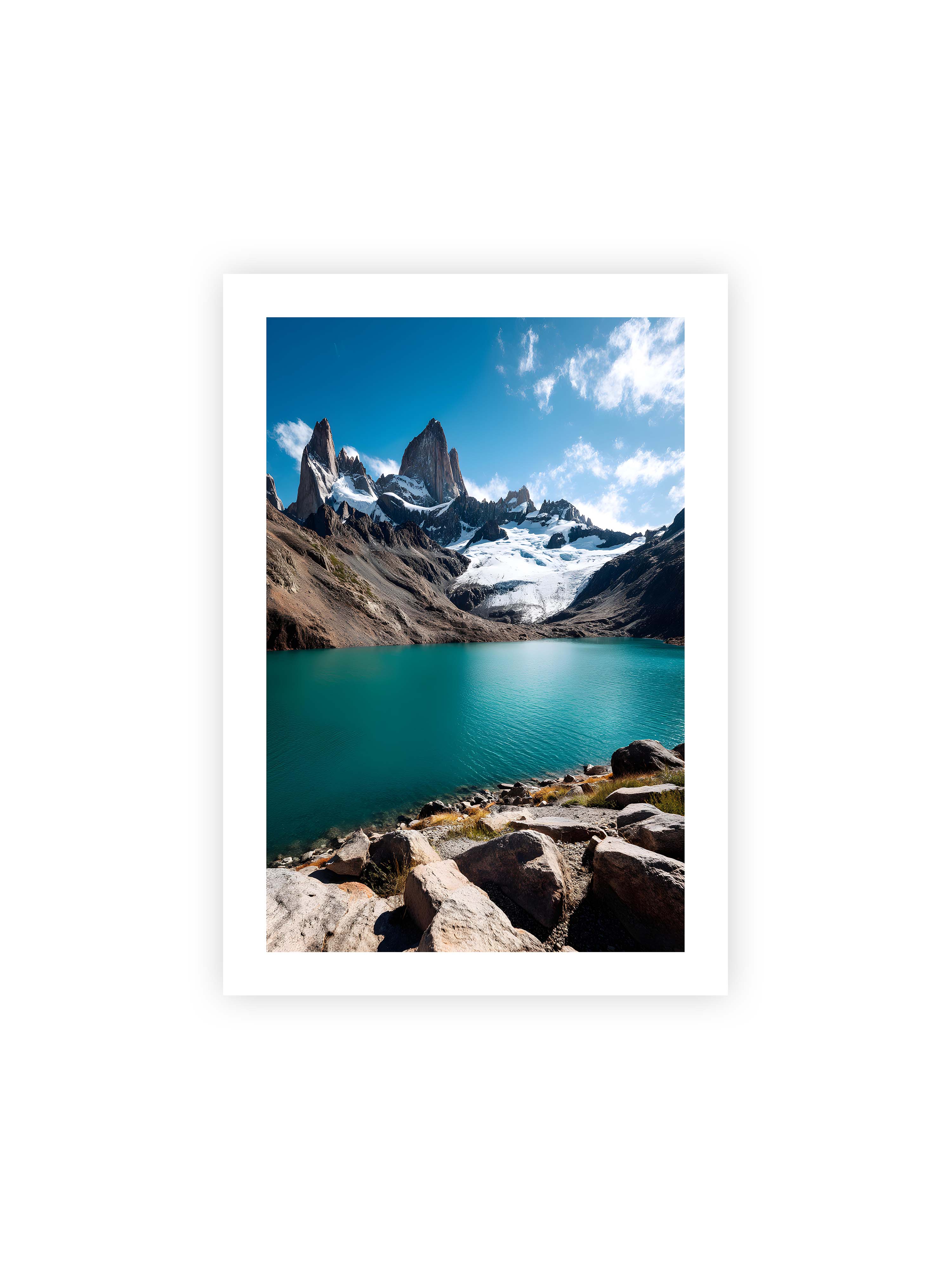 70x100 cm mit weißem Galerie-Rand ohne Rahmen – Schneebedeckte Berggipfel mit kristallklarem See im Vordergrund, unter einem azurblauen Himmel.