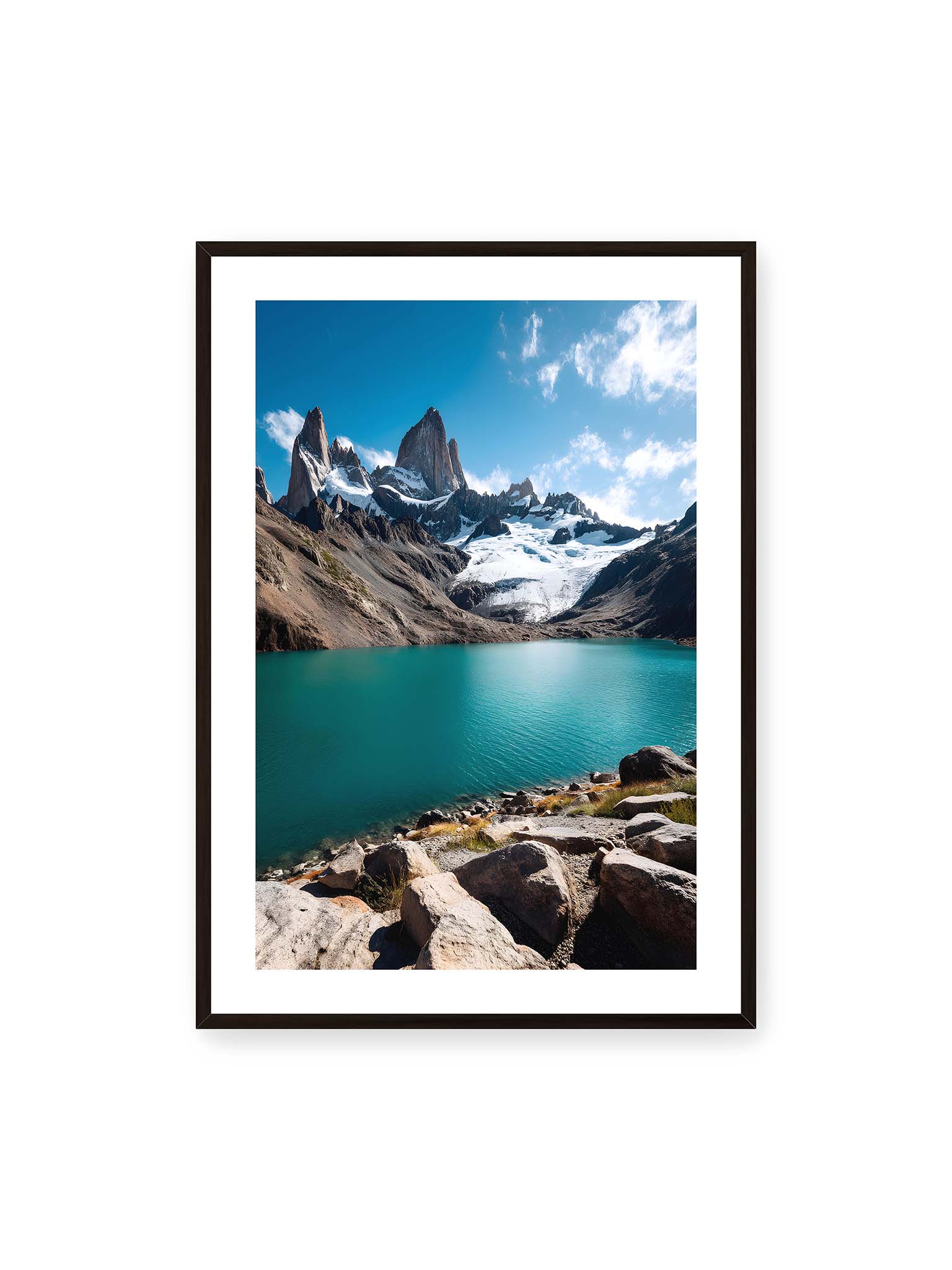 70x100 cm, weißer Galerie-Rand, schwarzer Rahmen – Schneebedeckte Berggipfel mit kristallklarem See im Vordergrund, unter einem azurblauen Himmel.