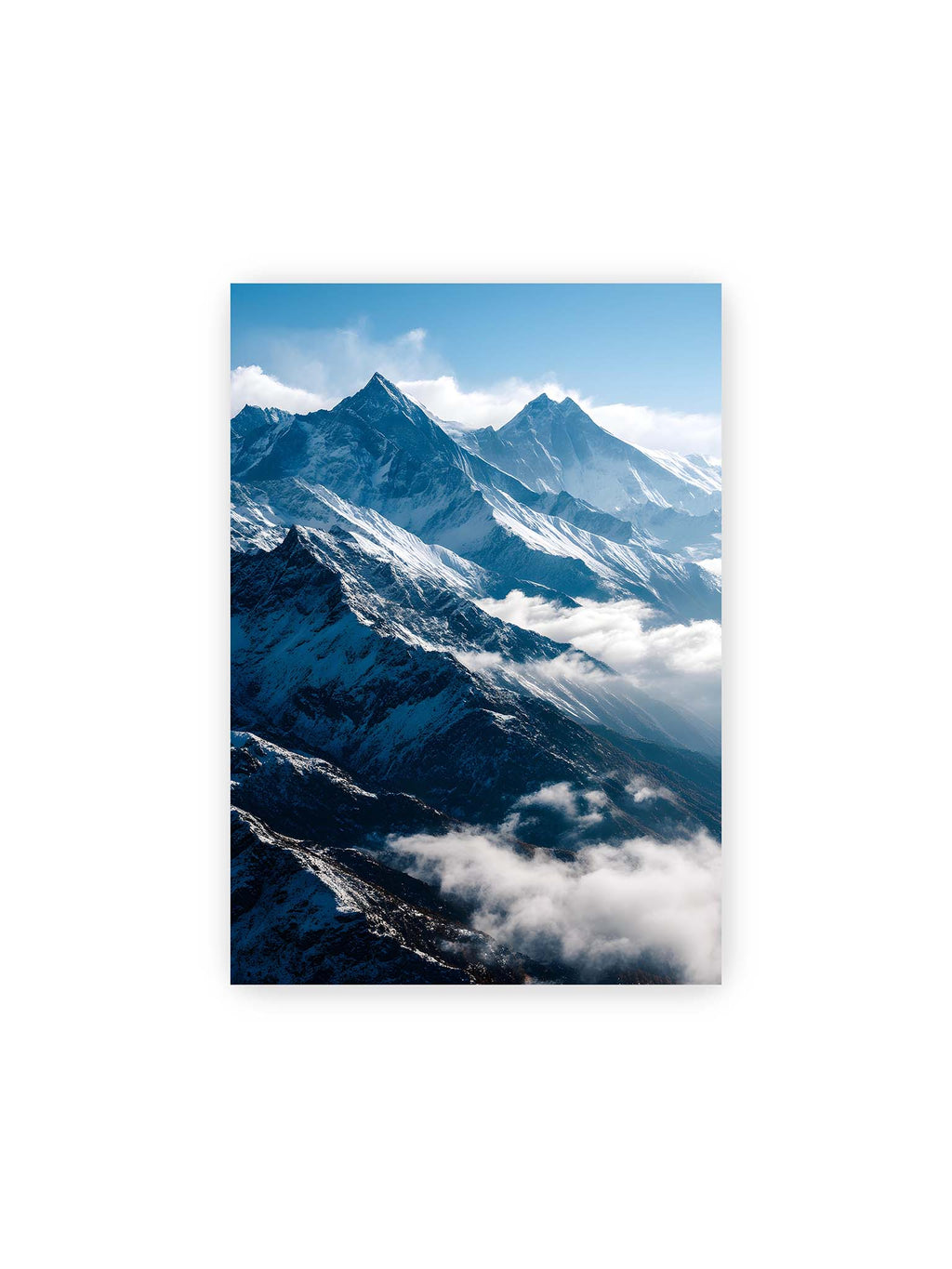 21x30 cm – Schneebedeckte Berggipfel, die aus den Wolken in einem klaren, blauen Himmel ragen.
