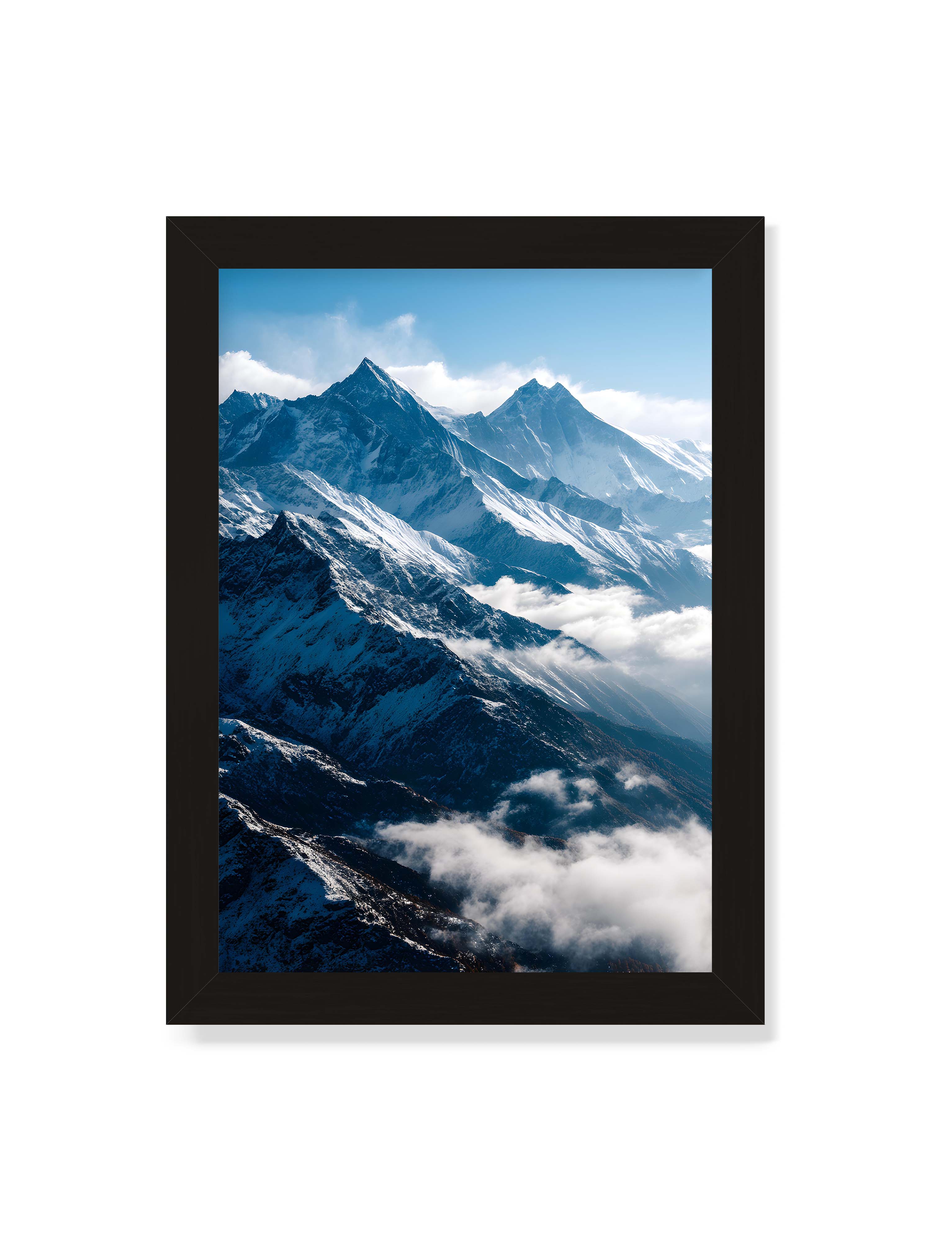 21x30 cm ohne Galerie-Rand mit schwarzem Rahmen – Schneebedeckte Berggipfel, die aus den Wolken in einem klaren, blauen Himmel ragen.