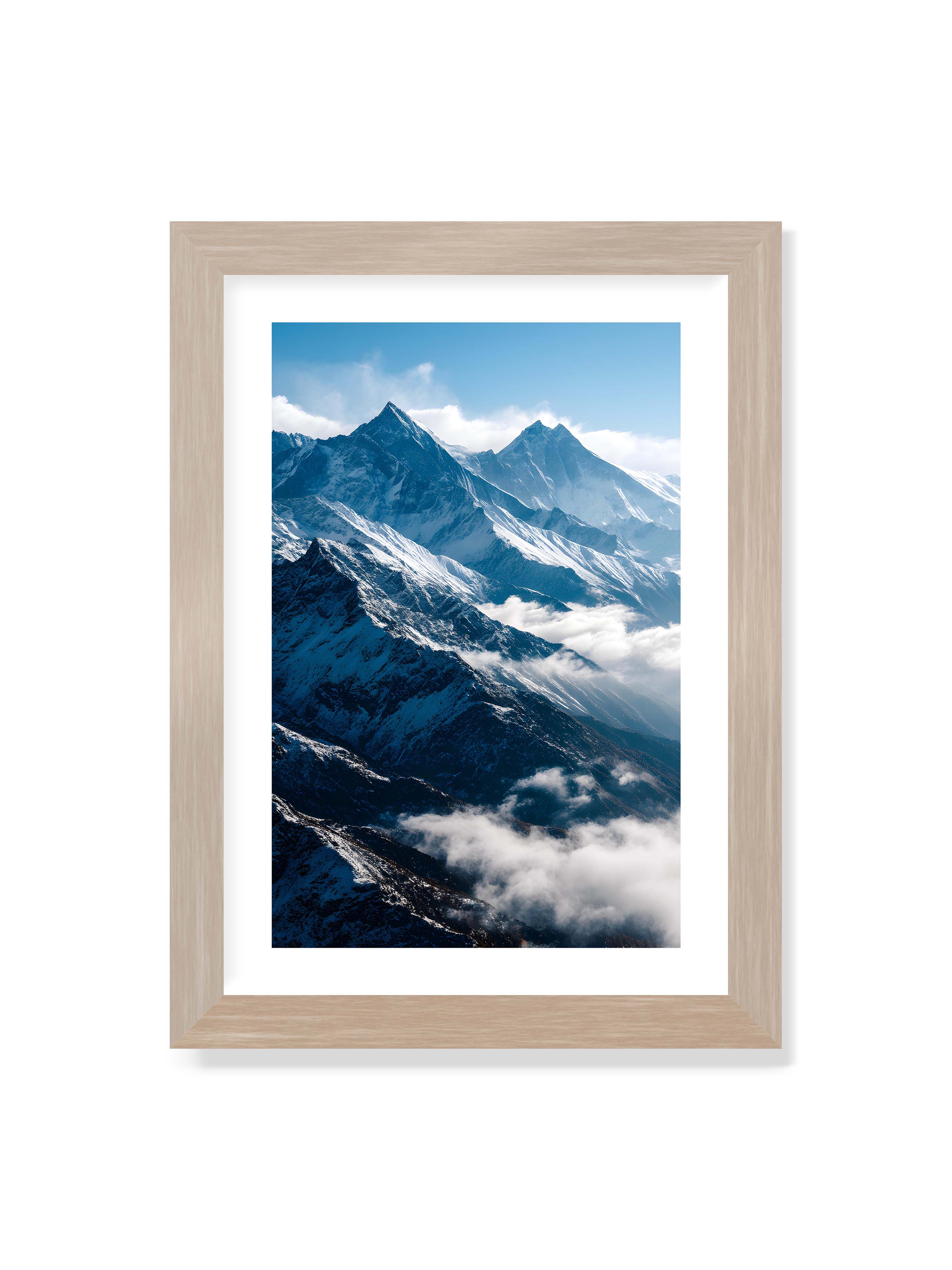 21x30 cm mit weißem Galerie-Rand im Eichenrahmen – Schneebedeckte Berggipfel, die aus den Wolken in einem klaren, blauen Himmel ragen.