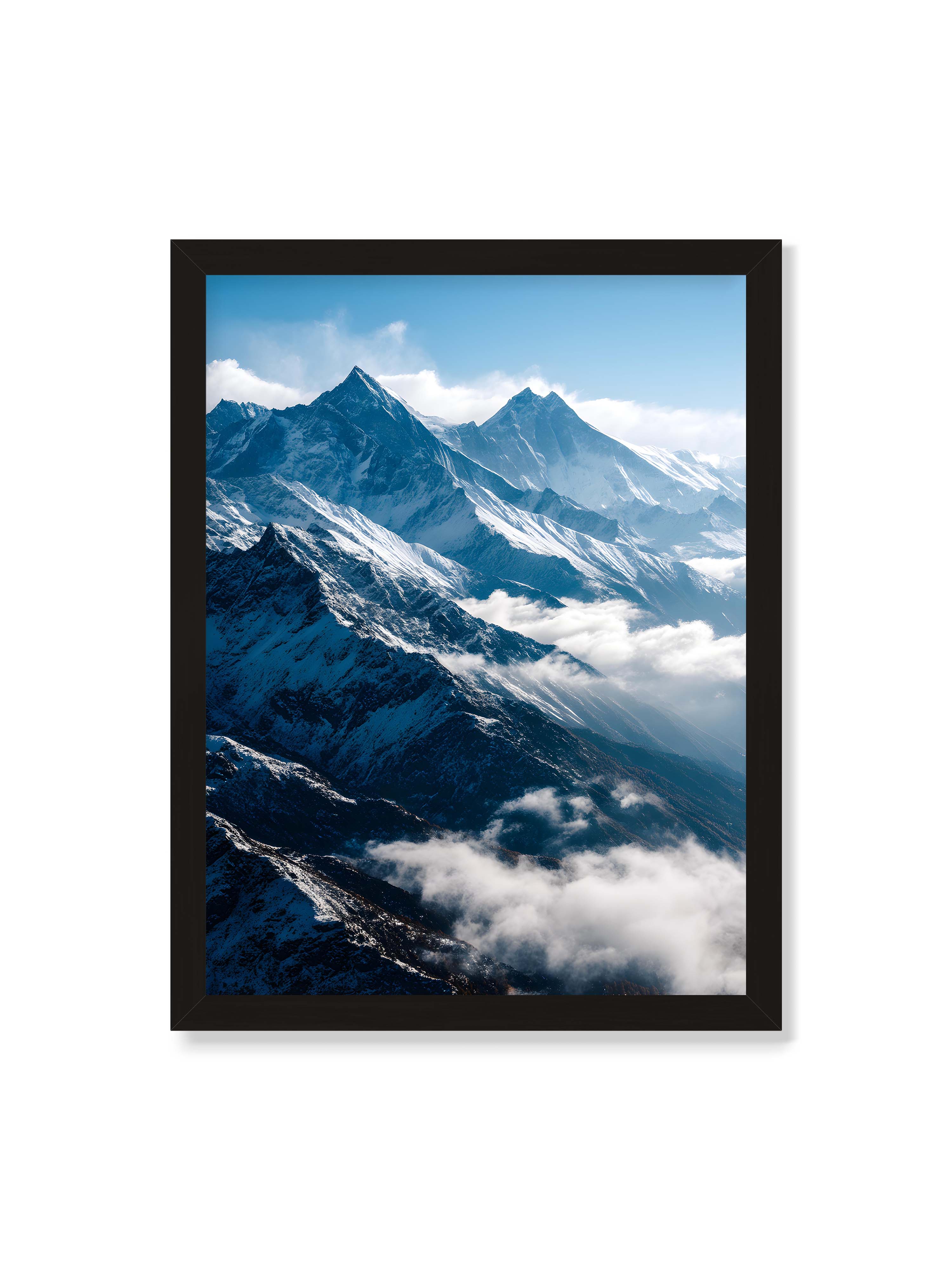 30x40 cm ohne Galerie-Rand mit schwarzem Rahmen – Schneebedeckte Berggipfel, die aus den Wolken in einem klaren, blauen Himmel ragen.