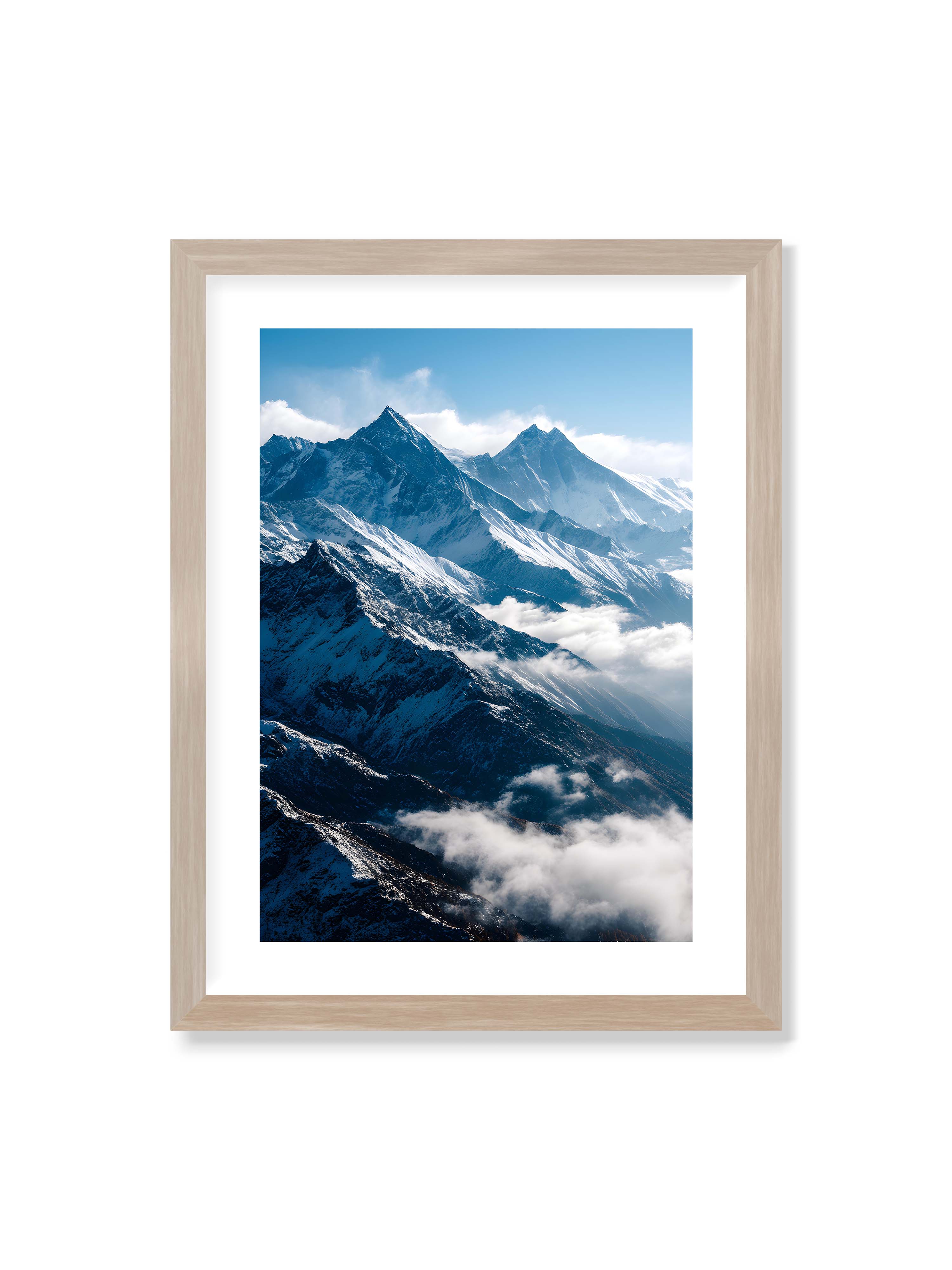 30x40 cm mit weißem Galerie-Rand im Eichenrahmen – Schneebedeckte Berggipfel, die aus den Wolken in einem klaren, blauen Himmel ragen.