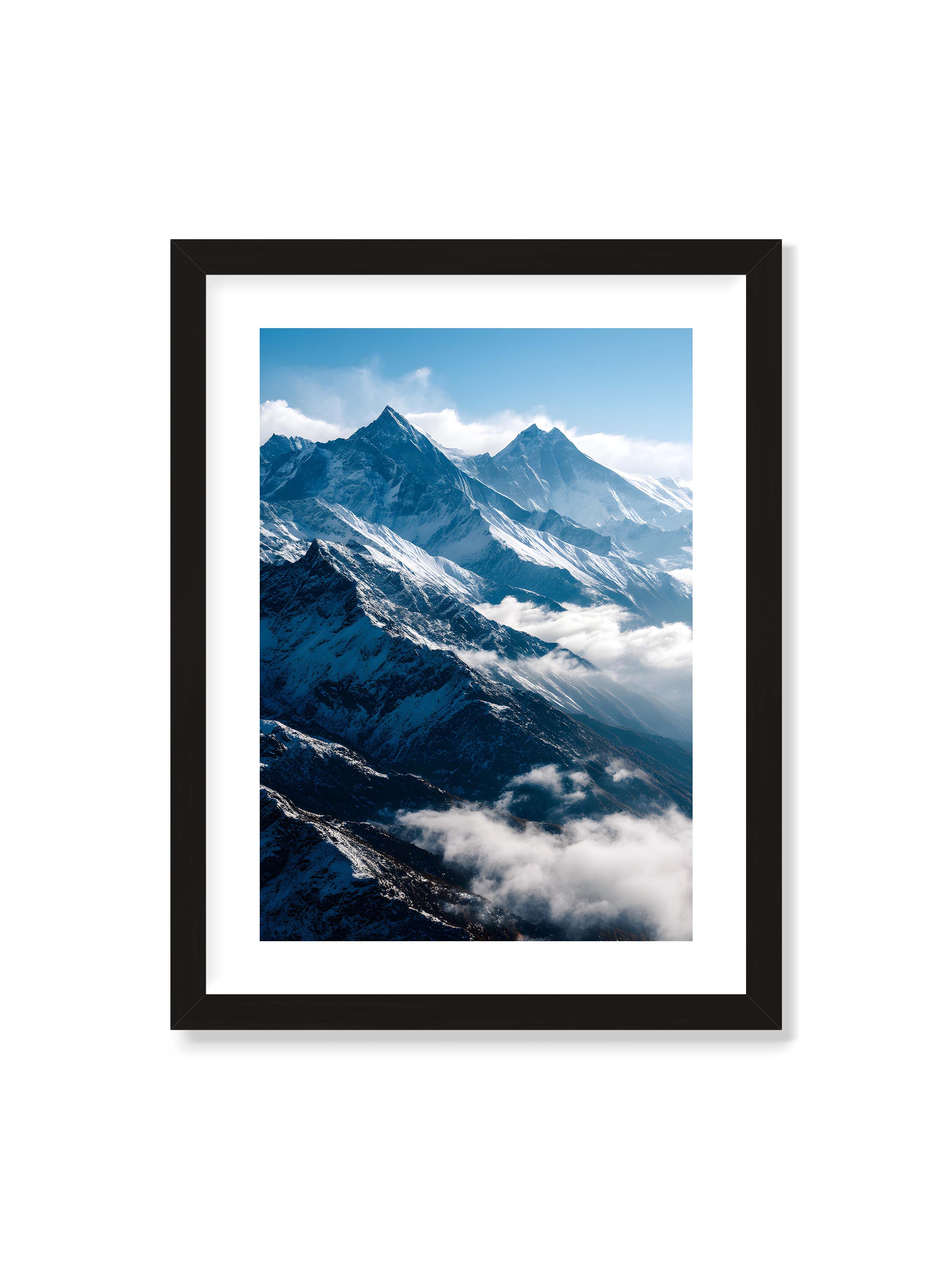 30x40 cm mit weißem Galerie-Rand mit schwarzem Rahmen – Schneebedeckte Berggipfel, die aus den Wolken in einem klaren, blauen Himmel ragen.