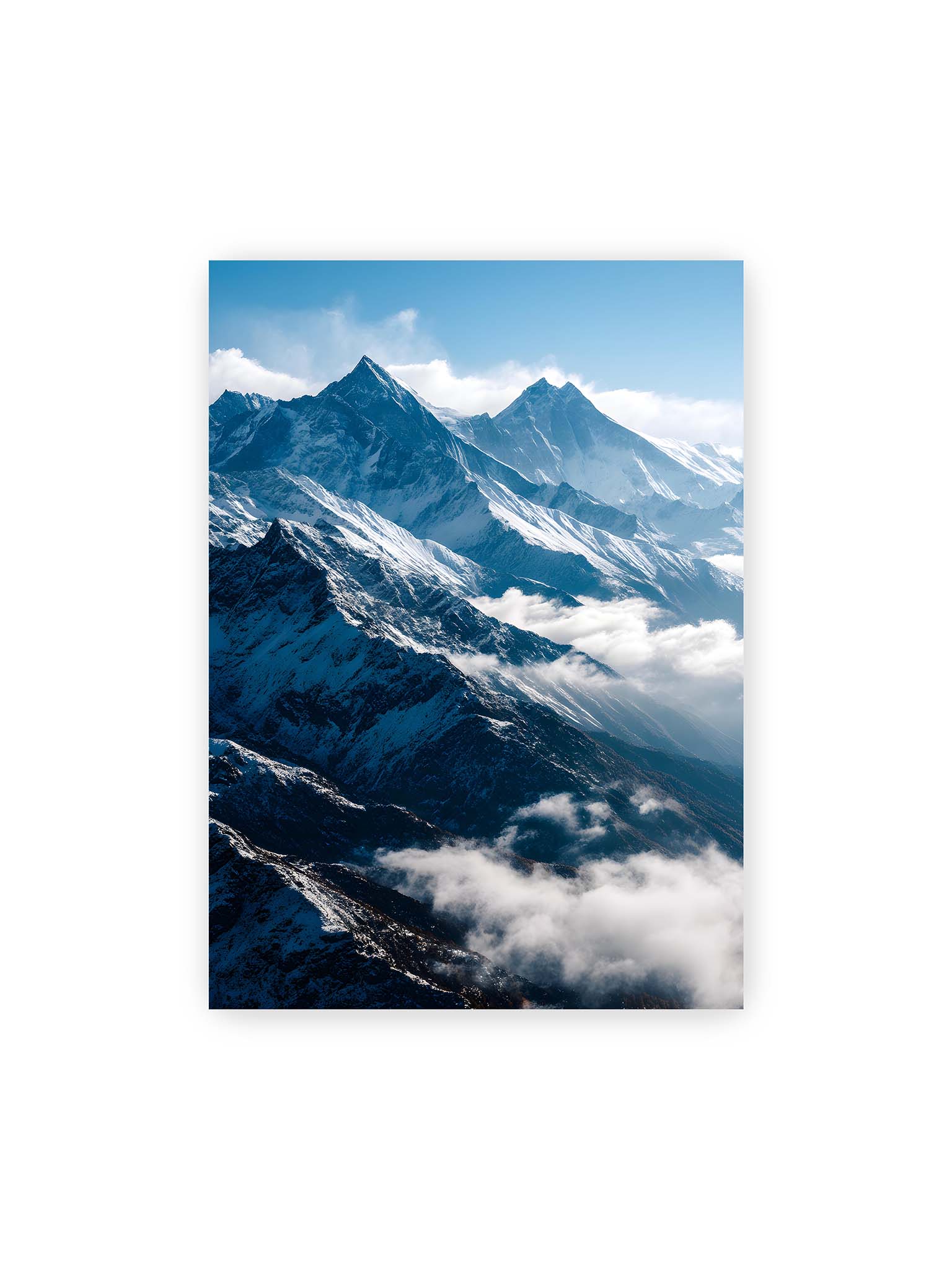 50x70 cm – Schneebedeckte Berggipfel, die aus den Wolken in einem klaren, blauen Himmel ragen.