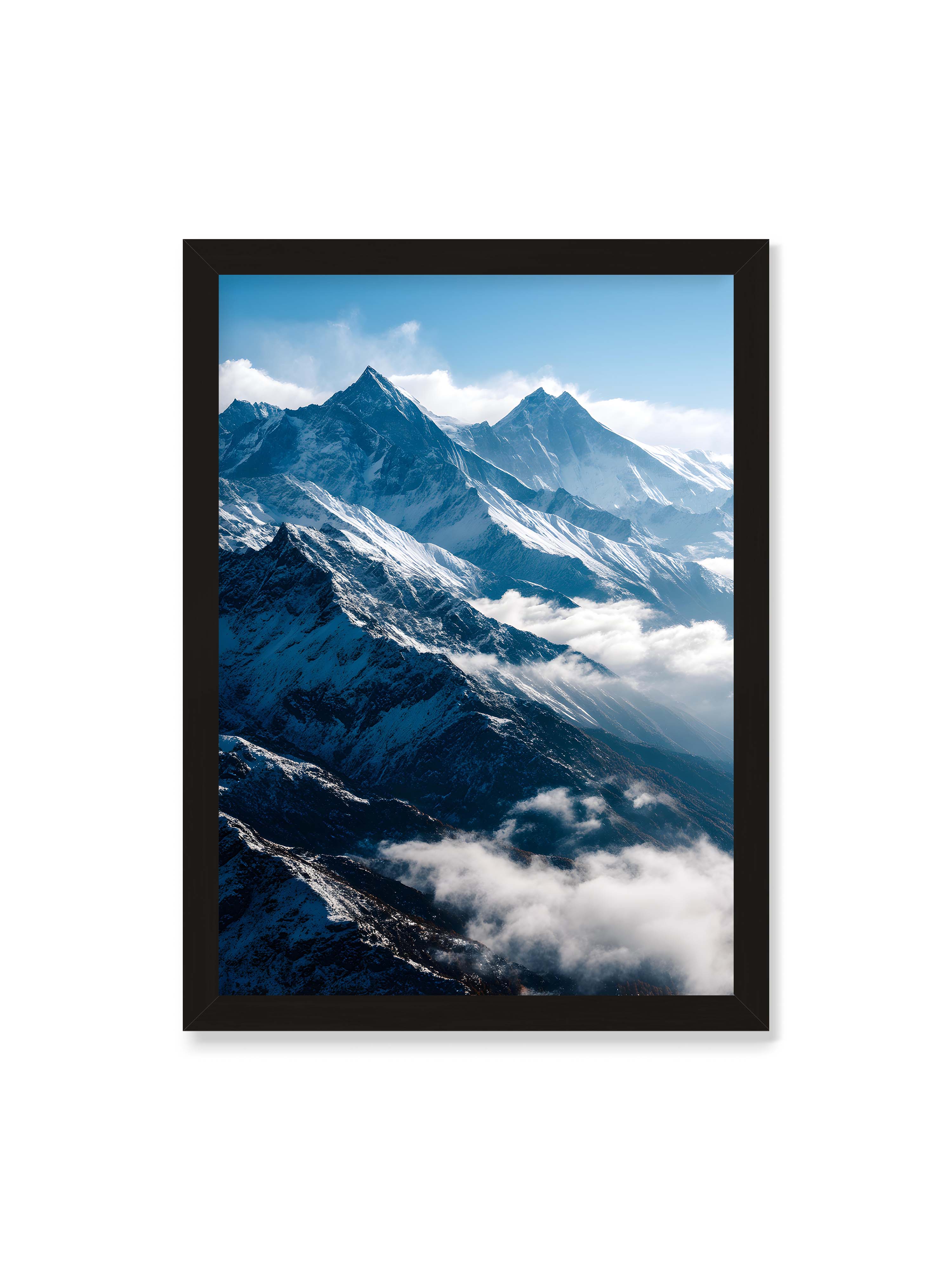 50x70 cm ohne Galerie-Rand mit schwarzem Rahmen – Schneebedeckte Berggipfel, die aus den Wolken in einem klaren, blauen Himmel ragen.