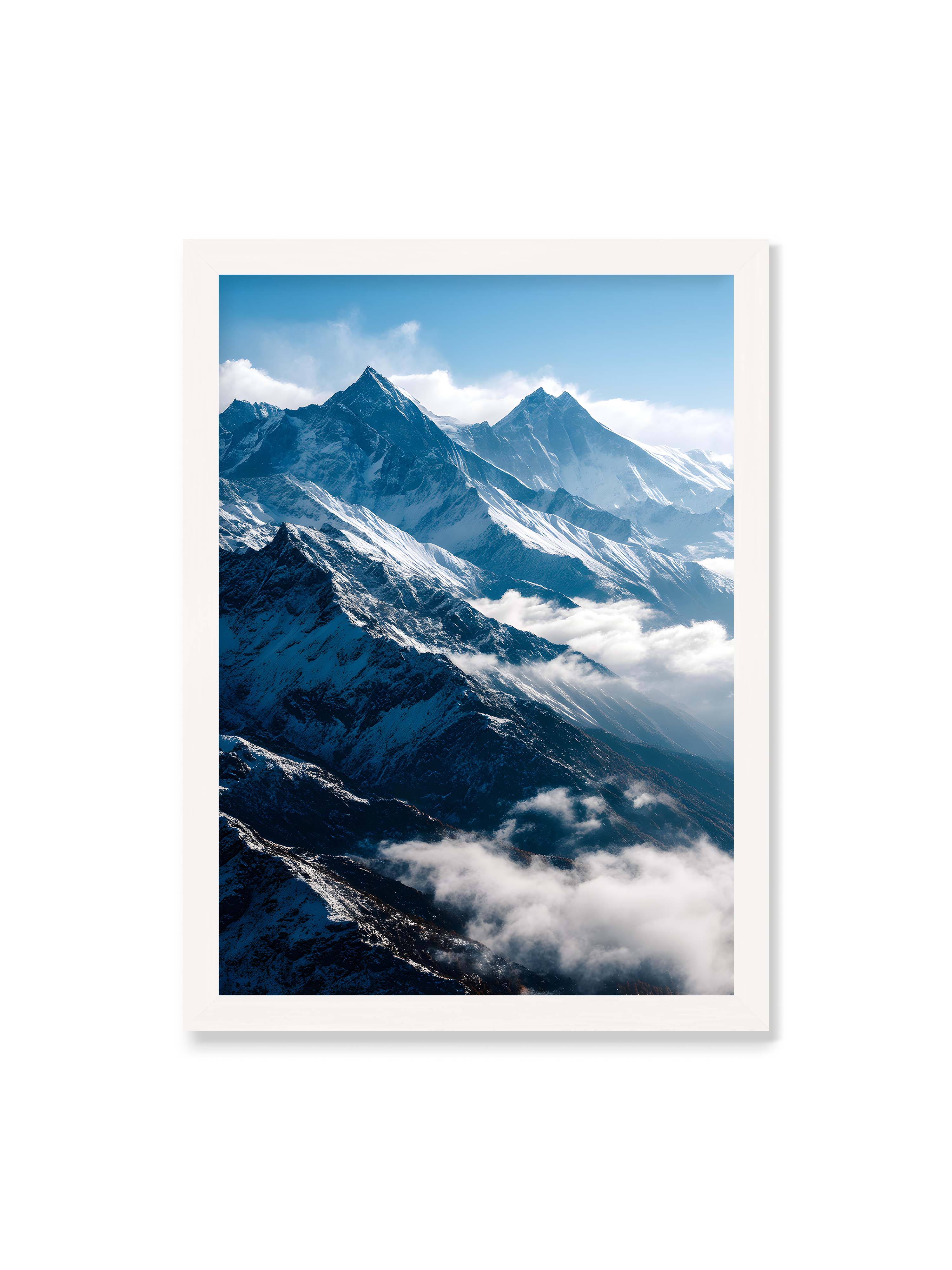 50x70 cm ohne Galerie-Rand mit weißem Rahmen – Schneebedeckte Berggipfel, die aus den Wolken in einem klaren, blauen Himmel ragen.