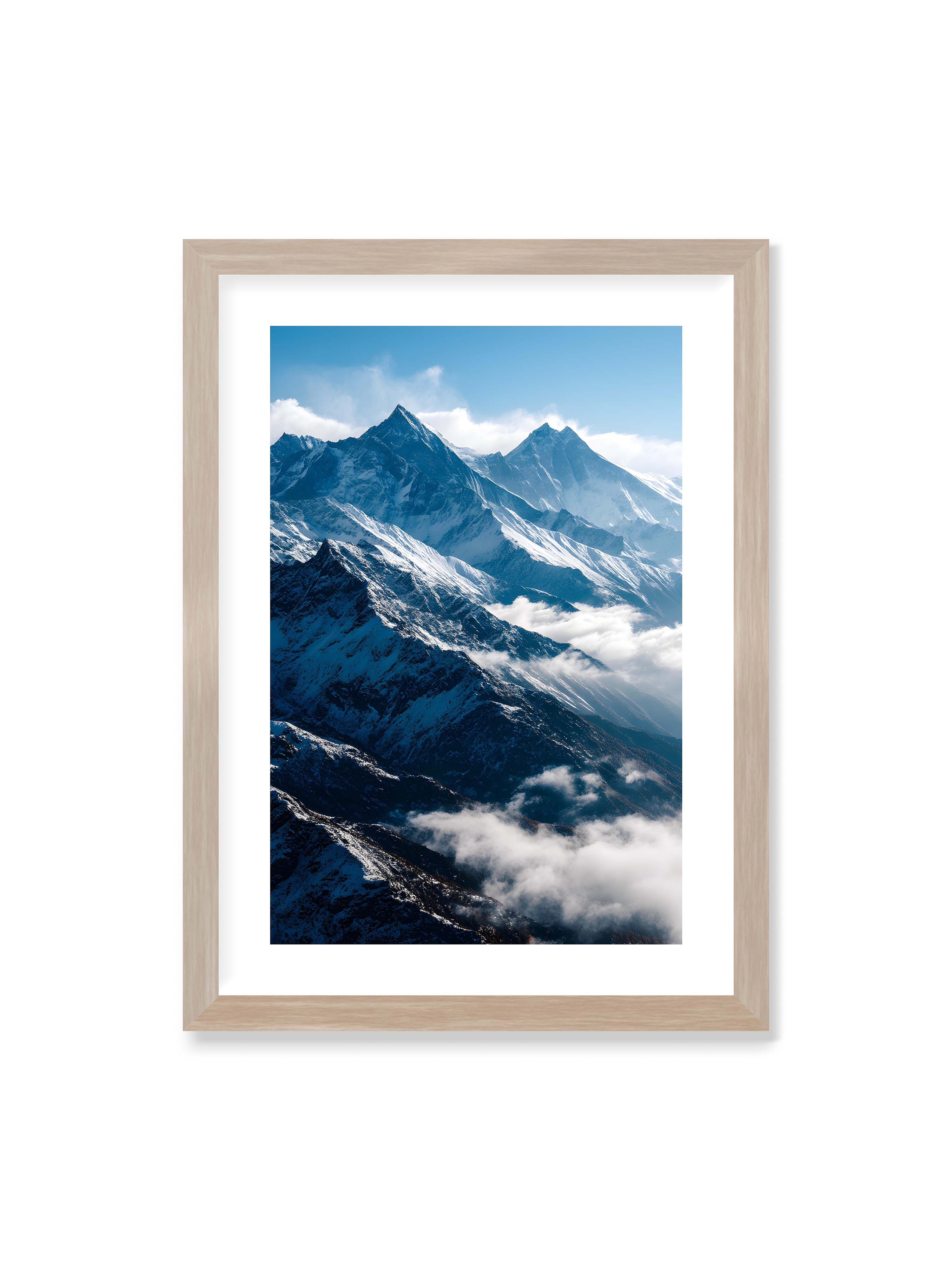 50x70 cm mit weißem Galerie-Rand im Eichenrahmen – Schneebedeckte Berggipfel, die aus den Wolken in einem klaren, blauen Himmel ragen.