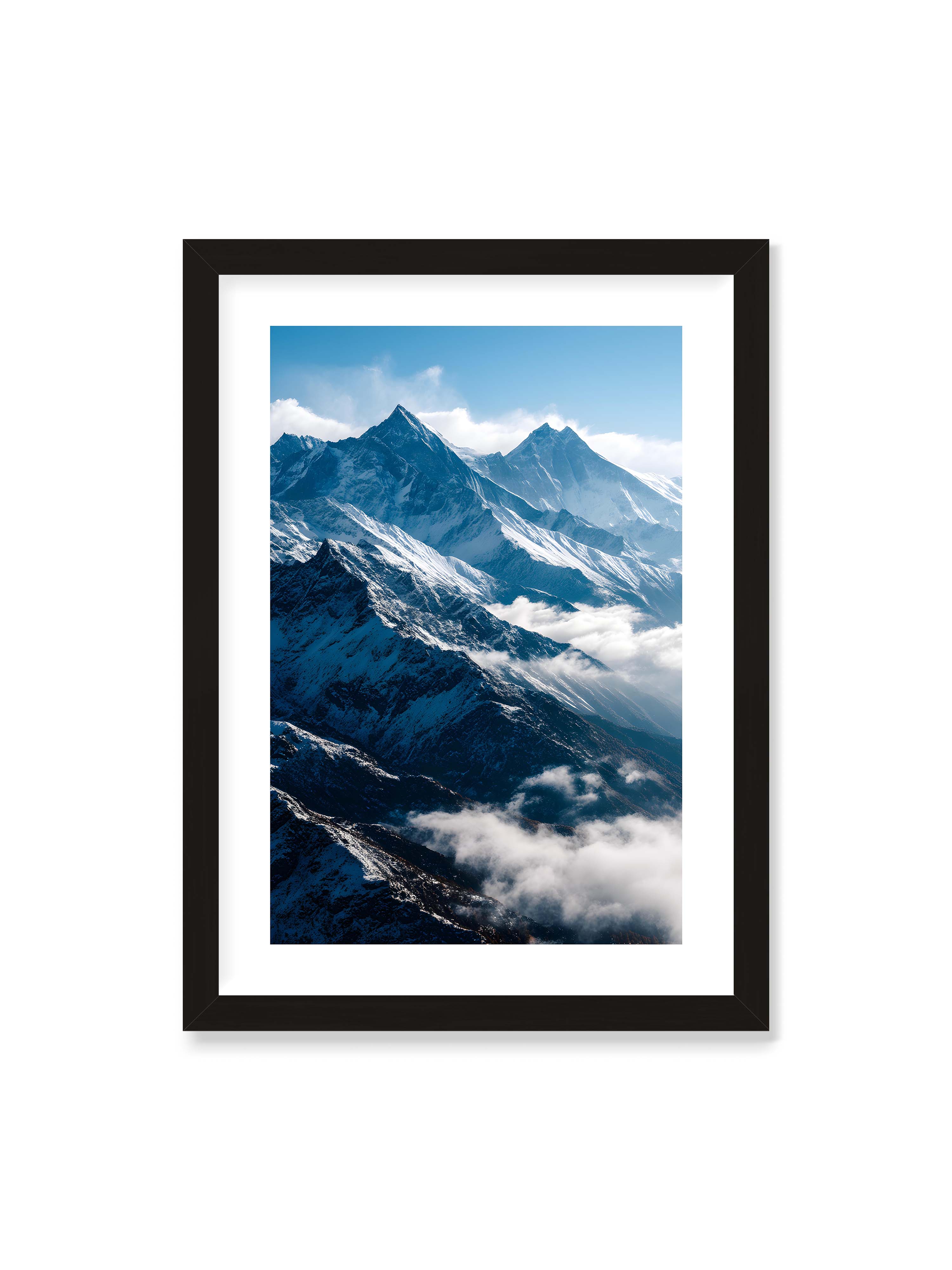 50x70 cm mit weißem Galerie-Rand mit schwarzem Rahmen – Schneebedeckte Berggipfel, die aus den Wolken in einem klaren, blauen Himmel ragen.