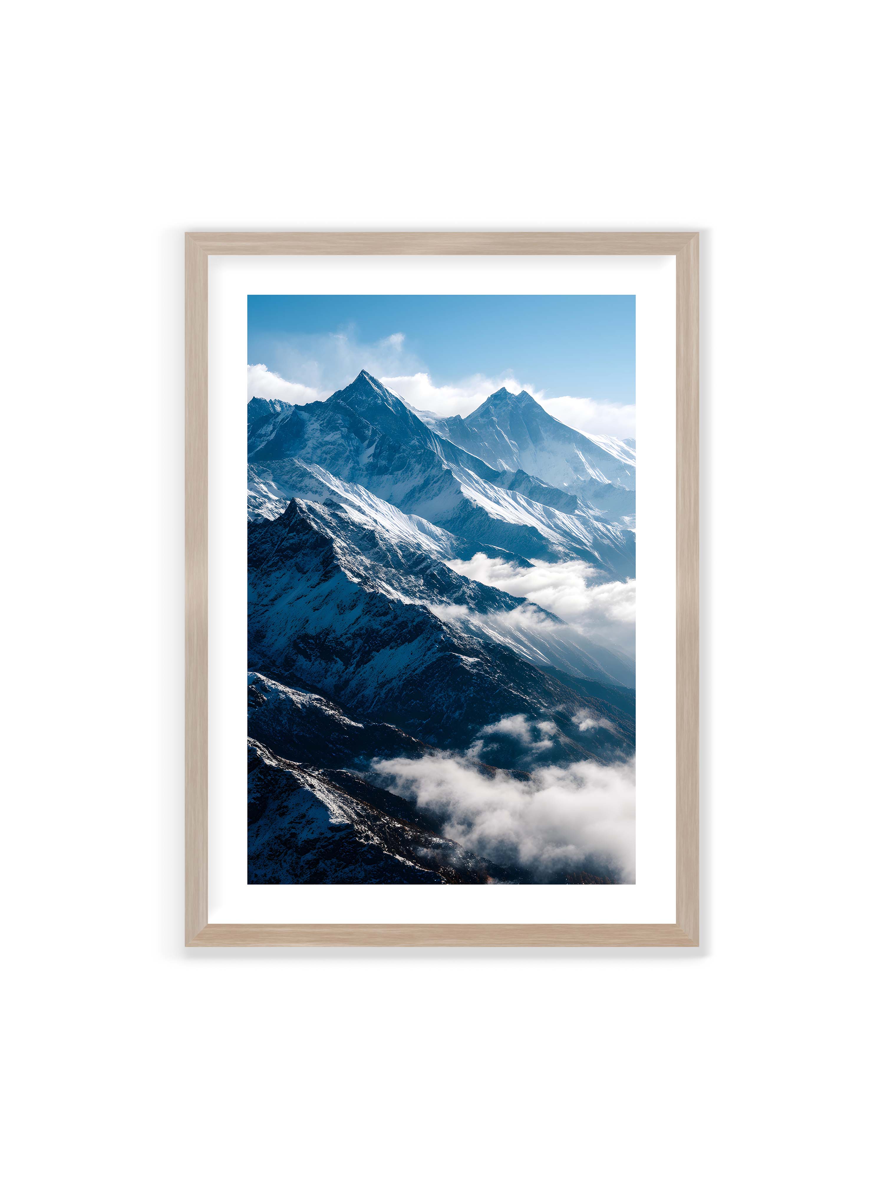 70x100 cm mit weißem Galerie-Rand im Eichenrahmen – Schneebedeckte Berggipfel, die aus den Wolken in einem klaren, blauen Himmel ragen.