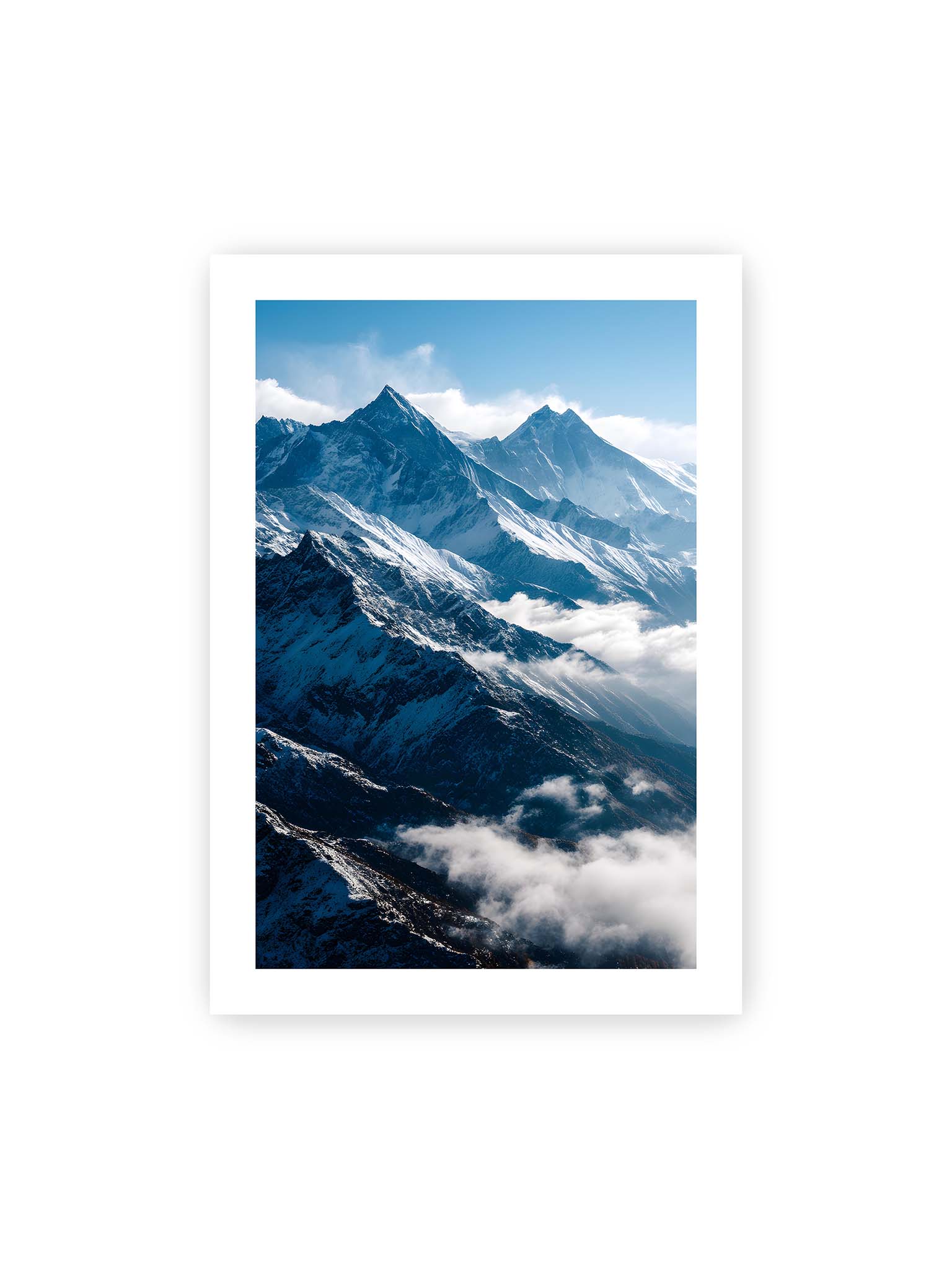70x100 cm, weißer Galerie-Rand – Schneebedeckte Berggipfel, die aus den Wolken in einem klaren, blauen Himmel ragen.