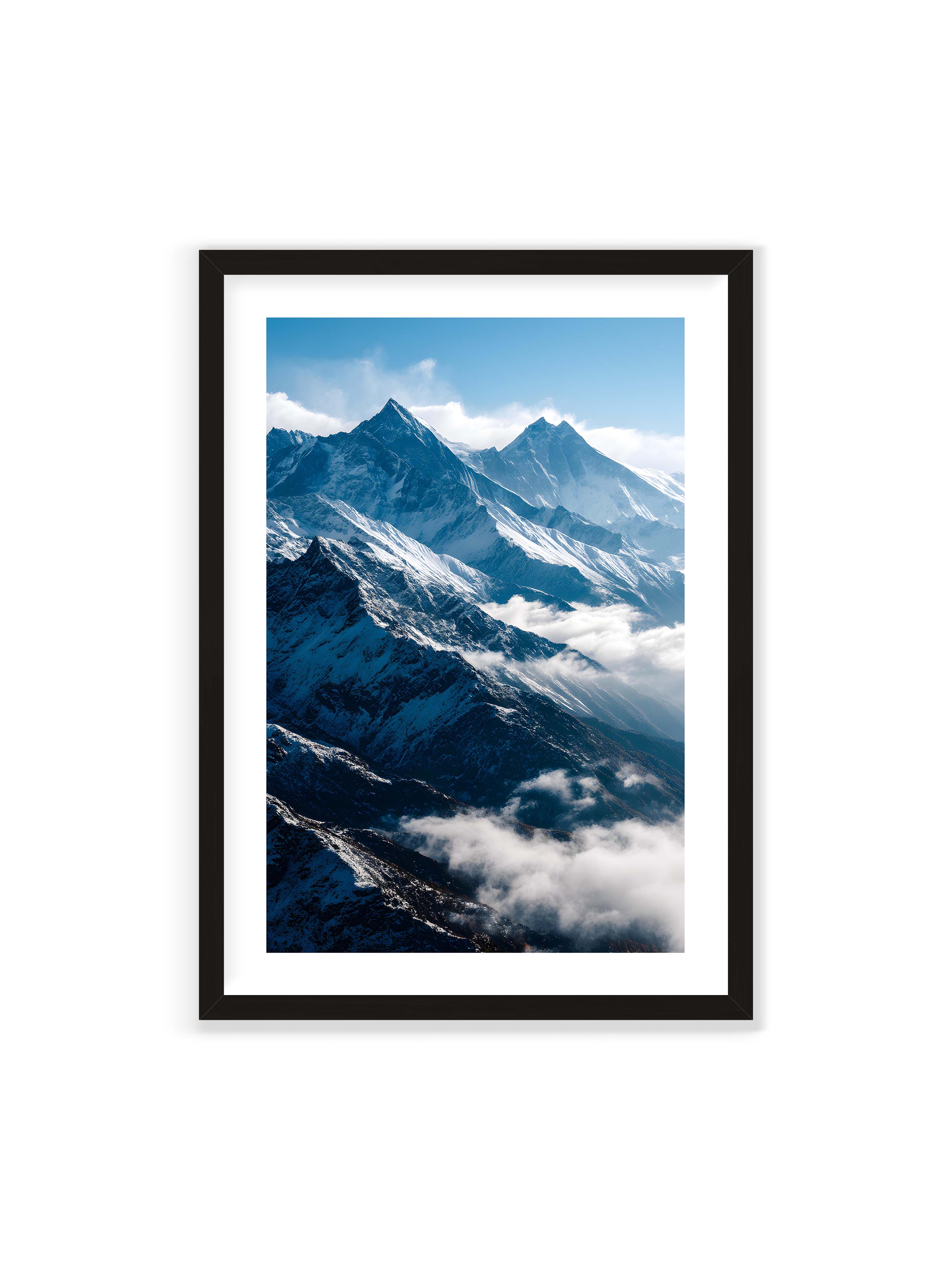 70x100 cm mit weißem Galerie-Rand mit schwarzem Rahmen – Schneebedeckte Berggipfel, die aus den Wolken in einem klaren, blauen Himmel ragen.