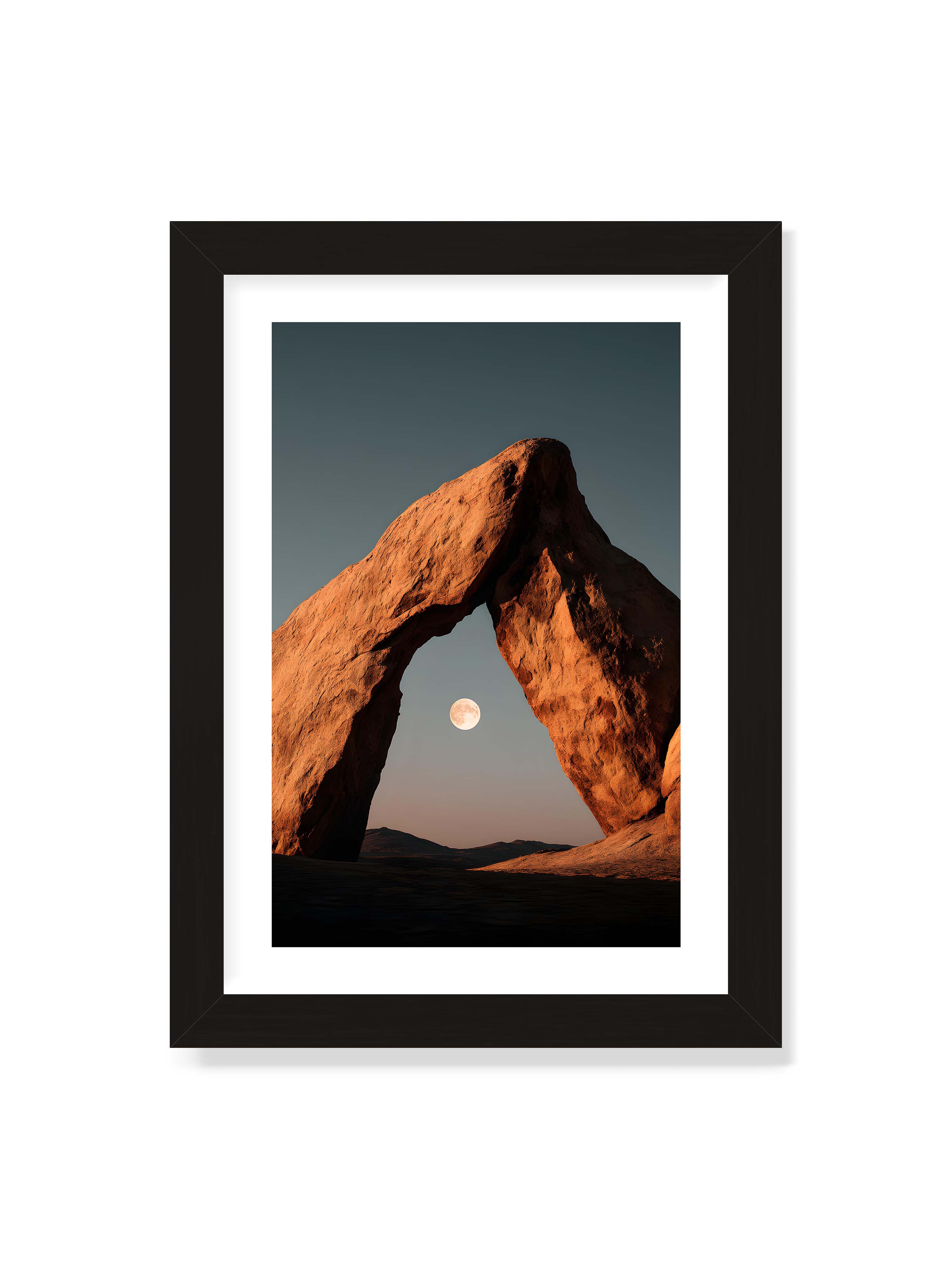 21x30 cm mit weißem Galerie-Rand mit schwarzem Rahmen – Felsenbogen mit dem Mond im Hintergrund, aufgenommen bei Dämmerung.
