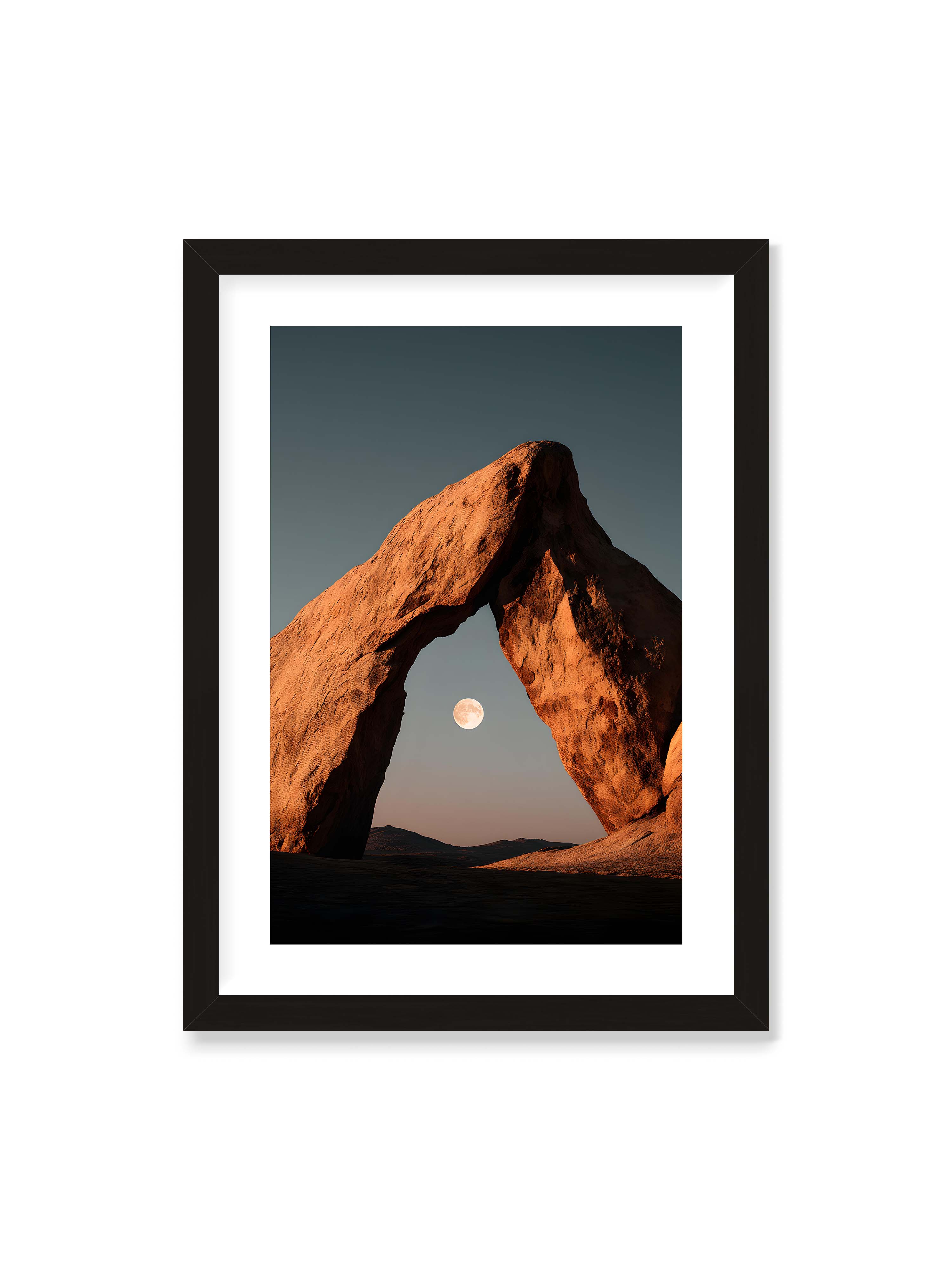 50x70 cm mit weißem Galerie-Rand mit schwarzem Rahmen – Felsenbogen mit dem Mond im Hintergrund, aufgenommen bei Dämmerung.