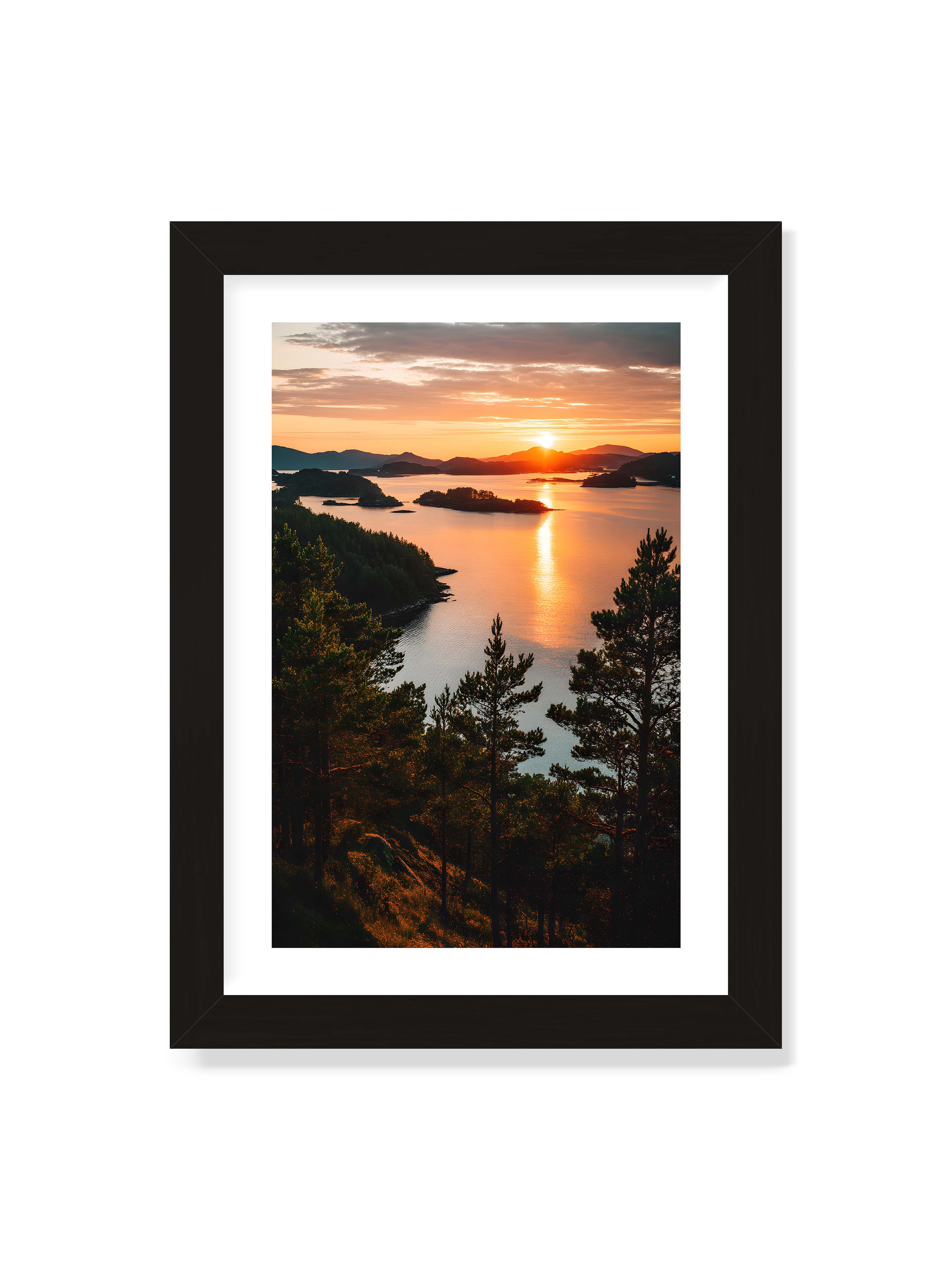 21x30 cm mit weißem Galerie-Rand mit schwarzem Rahmen – Sonnenuntergang über Inseln mit goldenen Reflexionen im Wasser, Bäume im Vordergrund.