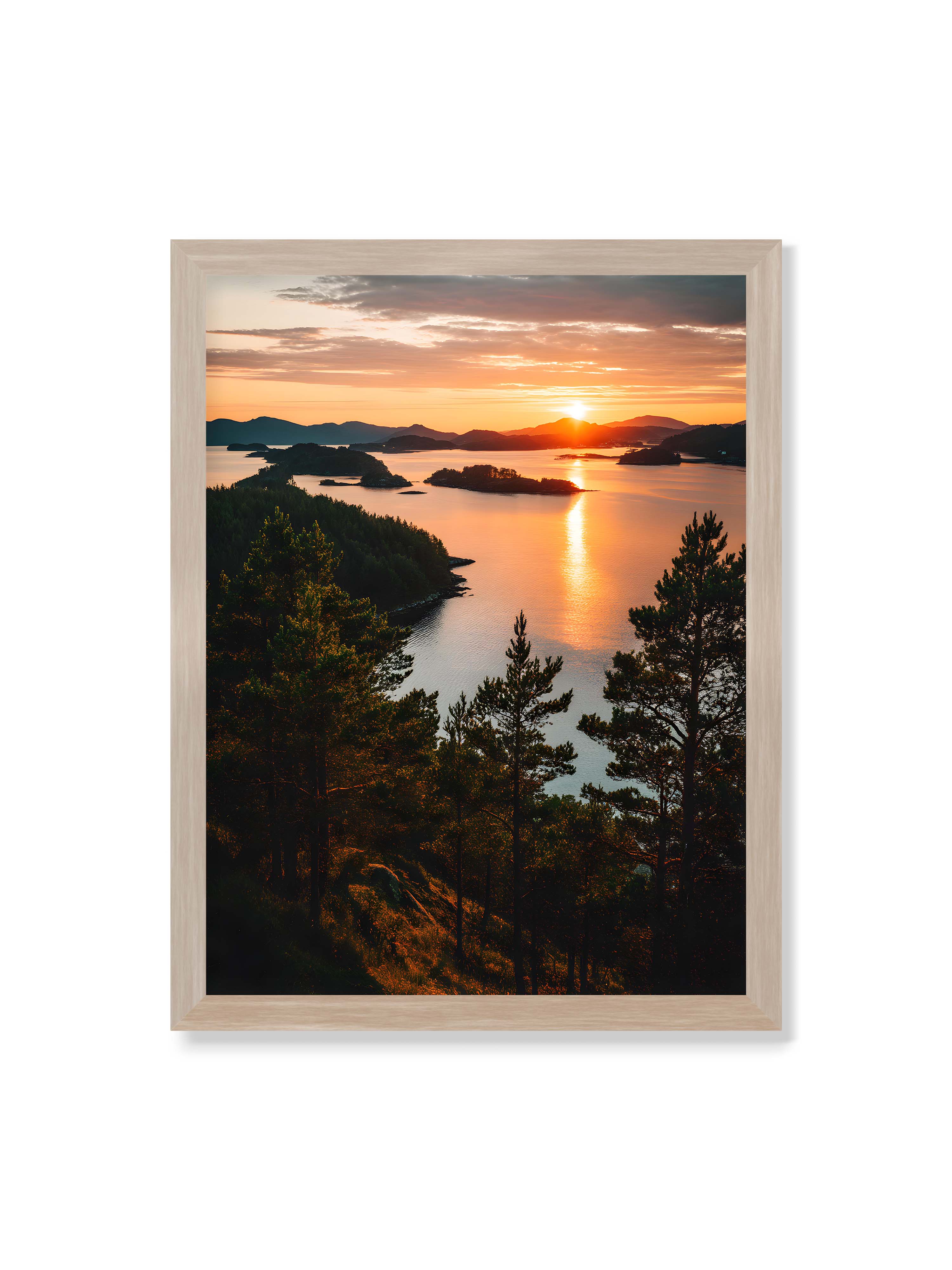 30x40 cm ohne Galerie-Rand im Eichenrahmen – Sonnenuntergang über Inseln mit goldenen Reflexionen im Wasser, Bäume im Vordergrund.