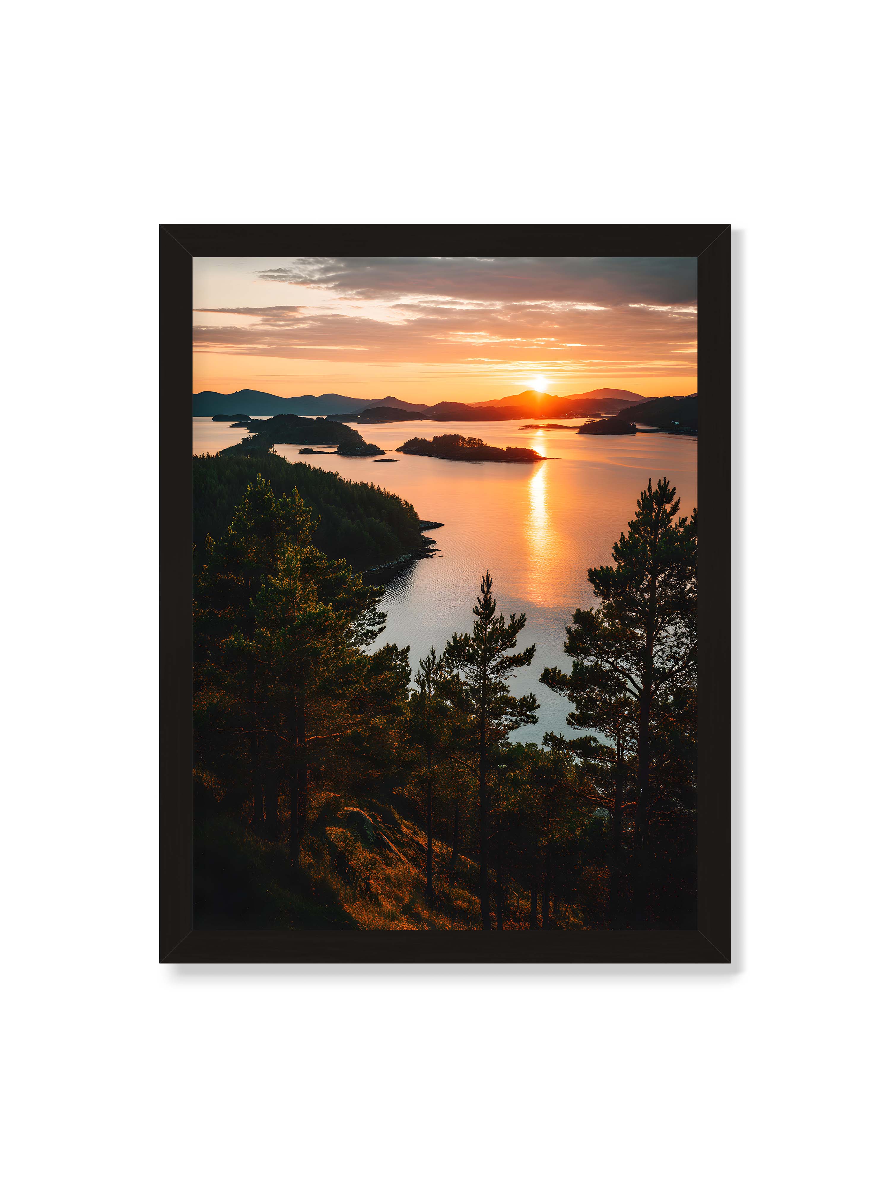 30x40 cm ohne Galerie-Rand mit schwarzem Rahmen – Sonnenuntergang über Inseln mit goldenen Reflexionen im Wasser, Bäume im Vordergrund.