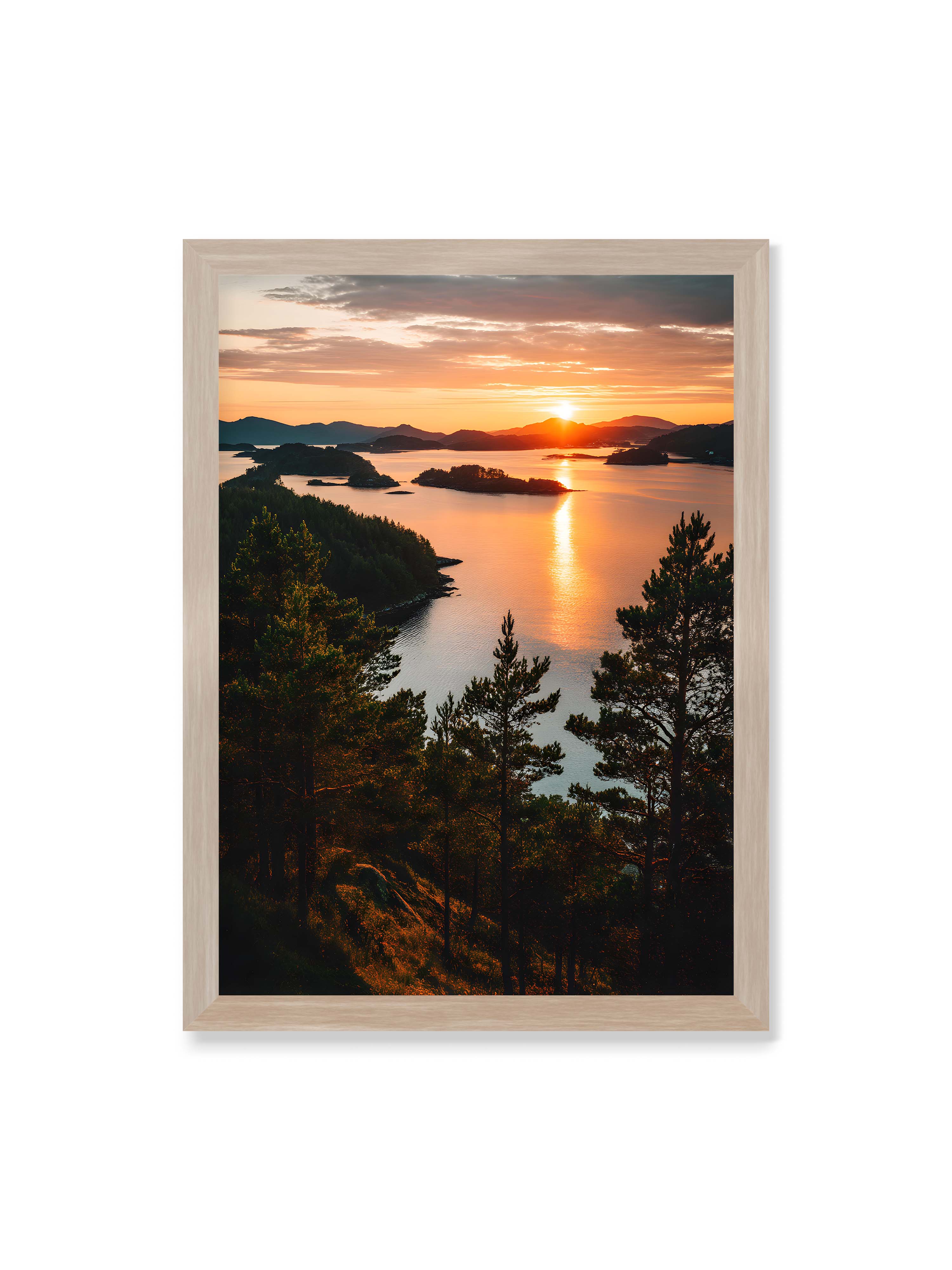 50x70 cm ohne Galerie-Rand im Eichenrahmen – Sonnenuntergang über Inseln mit goldenen Reflexionen im Wasser, Bäume im Vordergrund.