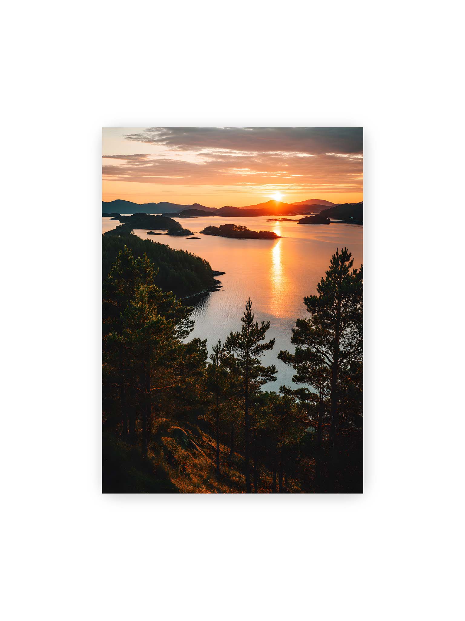 50x70 cm – Sonnenuntergang über Inseln mit goldenen Reflexionen im Wasser, Bäume im Vordergrund.