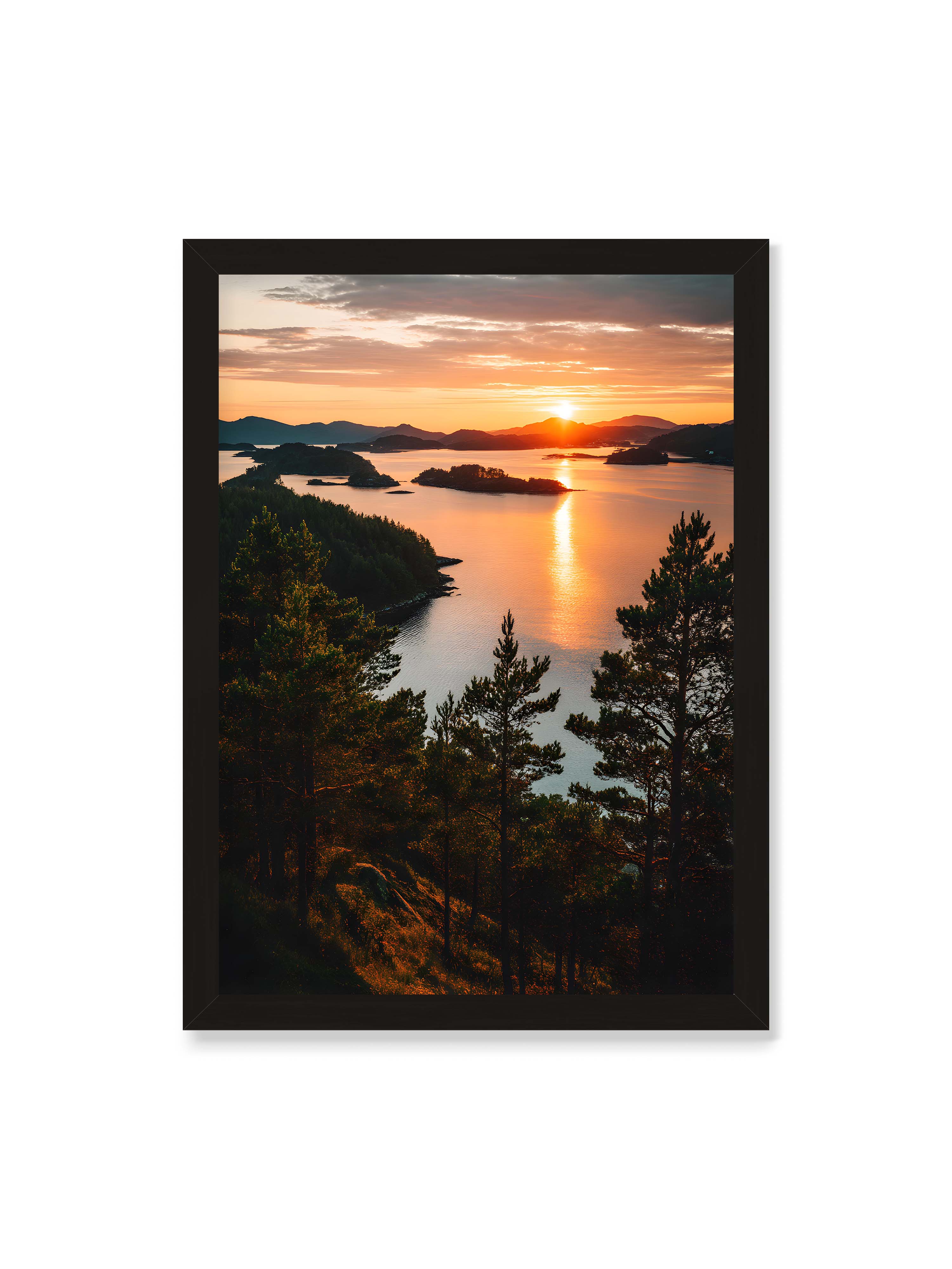 50x70 cm ohne Galerie-Rand mit schwarzem Rahmen – Sonnenuntergang über Inseln mit goldenen Reflexionen im Wasser, Bäume im Vordergrund.