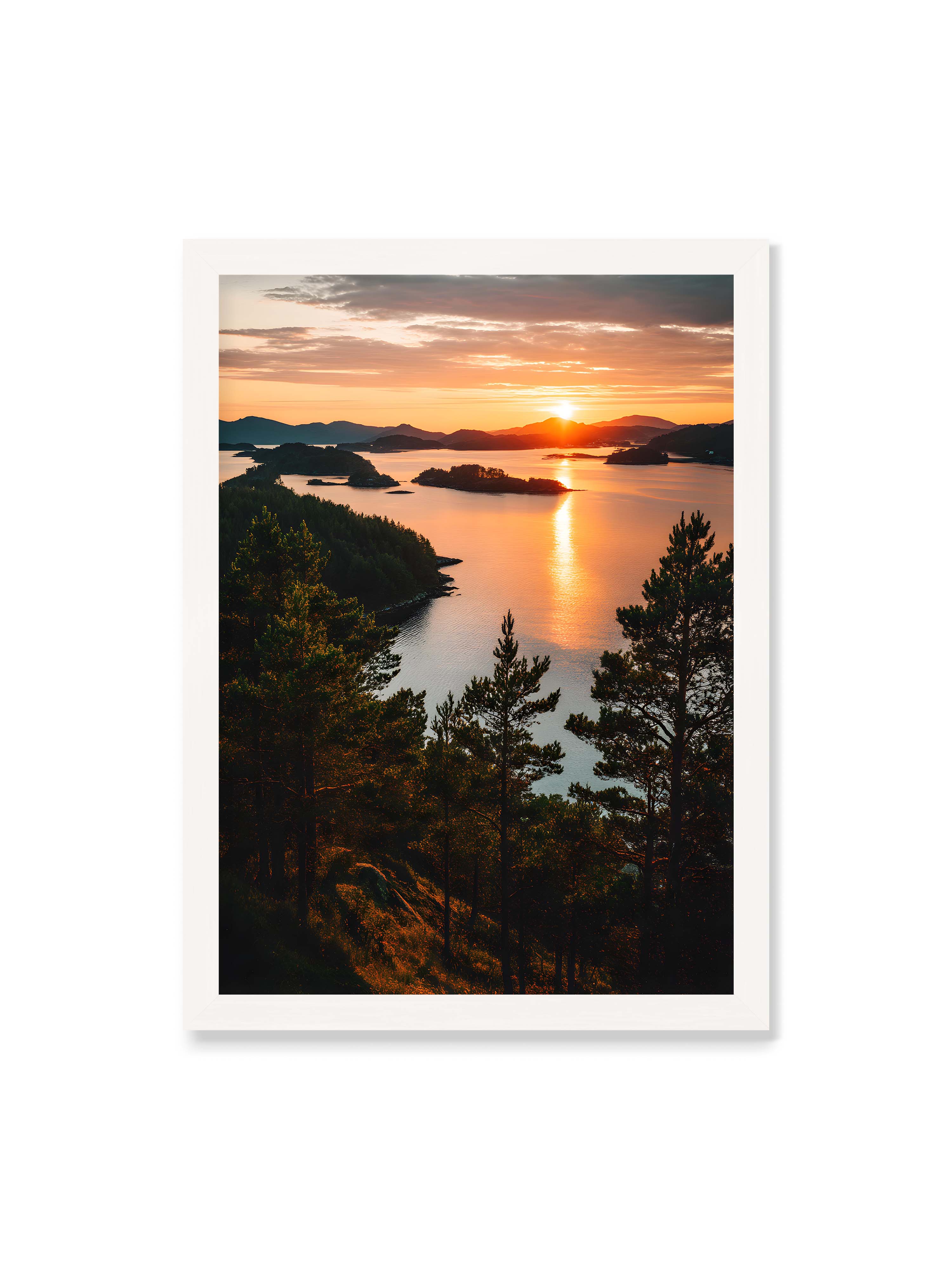 50x70 cm ohne Galerie-Rand mit weißem Rahmen – Sonnenuntergang über Inseln mit goldenen Reflexionen im Wasser, Bäume im Vordergrund.