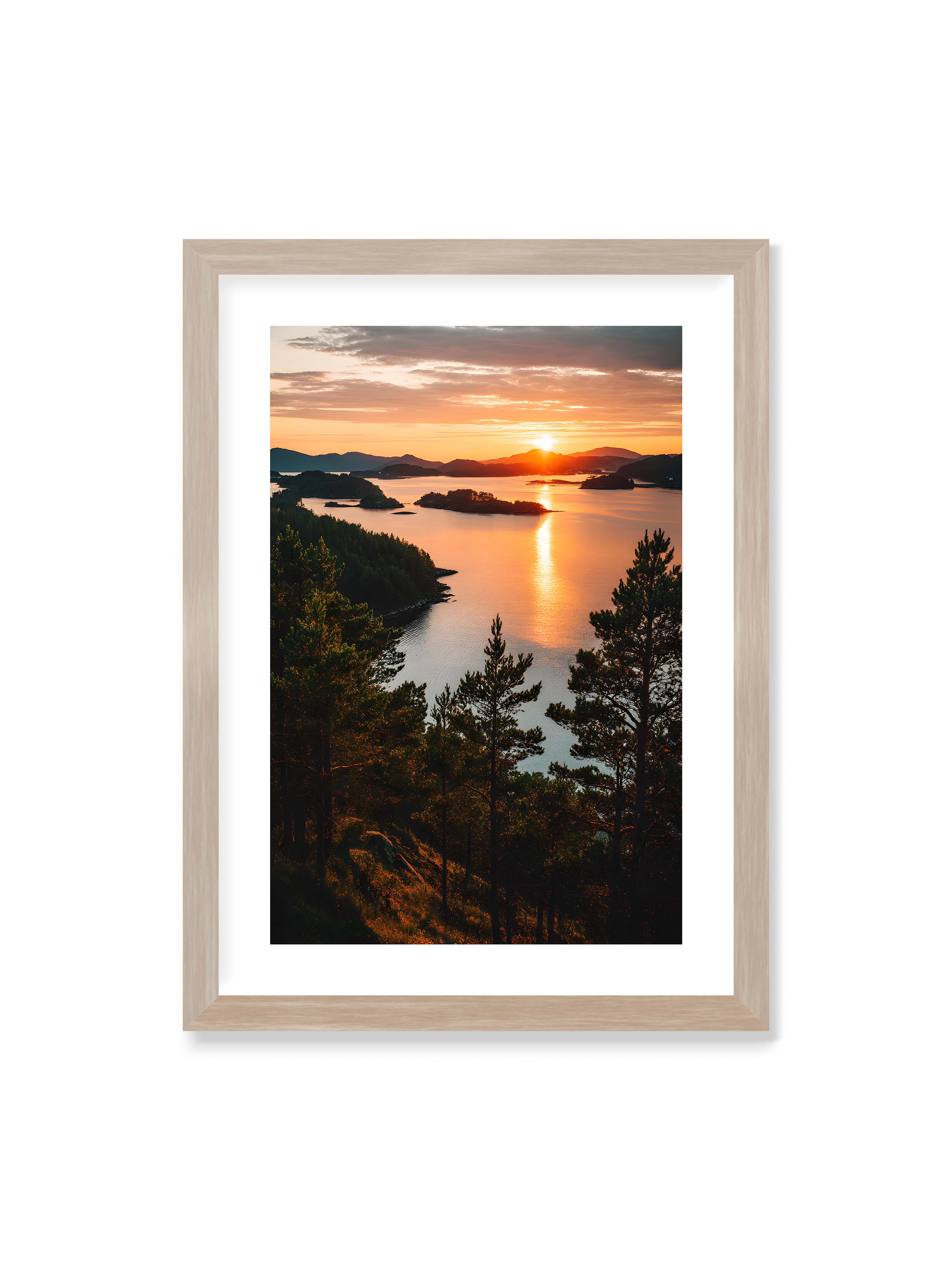 50x70 cm mit weißem Galerie-Rand im Eichenrahmen – Sonnenuntergang über Inseln mit goldenen Reflexionen im Wasser, Bäume im Vordergrund.