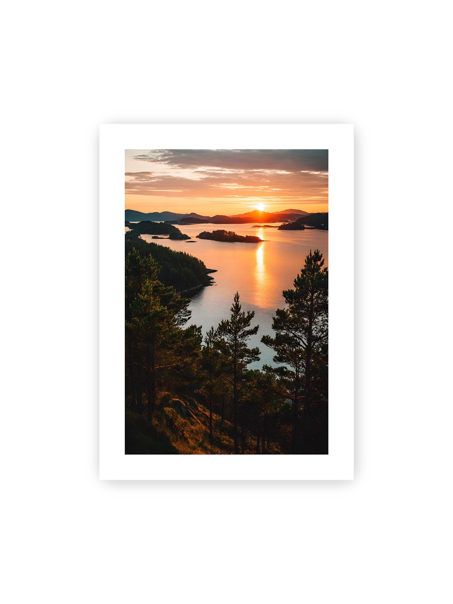 50x70 cm, weißer Galerie-Rand – Sonnenuntergang über Inseln mit goldenen Reflexionen im Wasser, Bäume im Vordergrund.