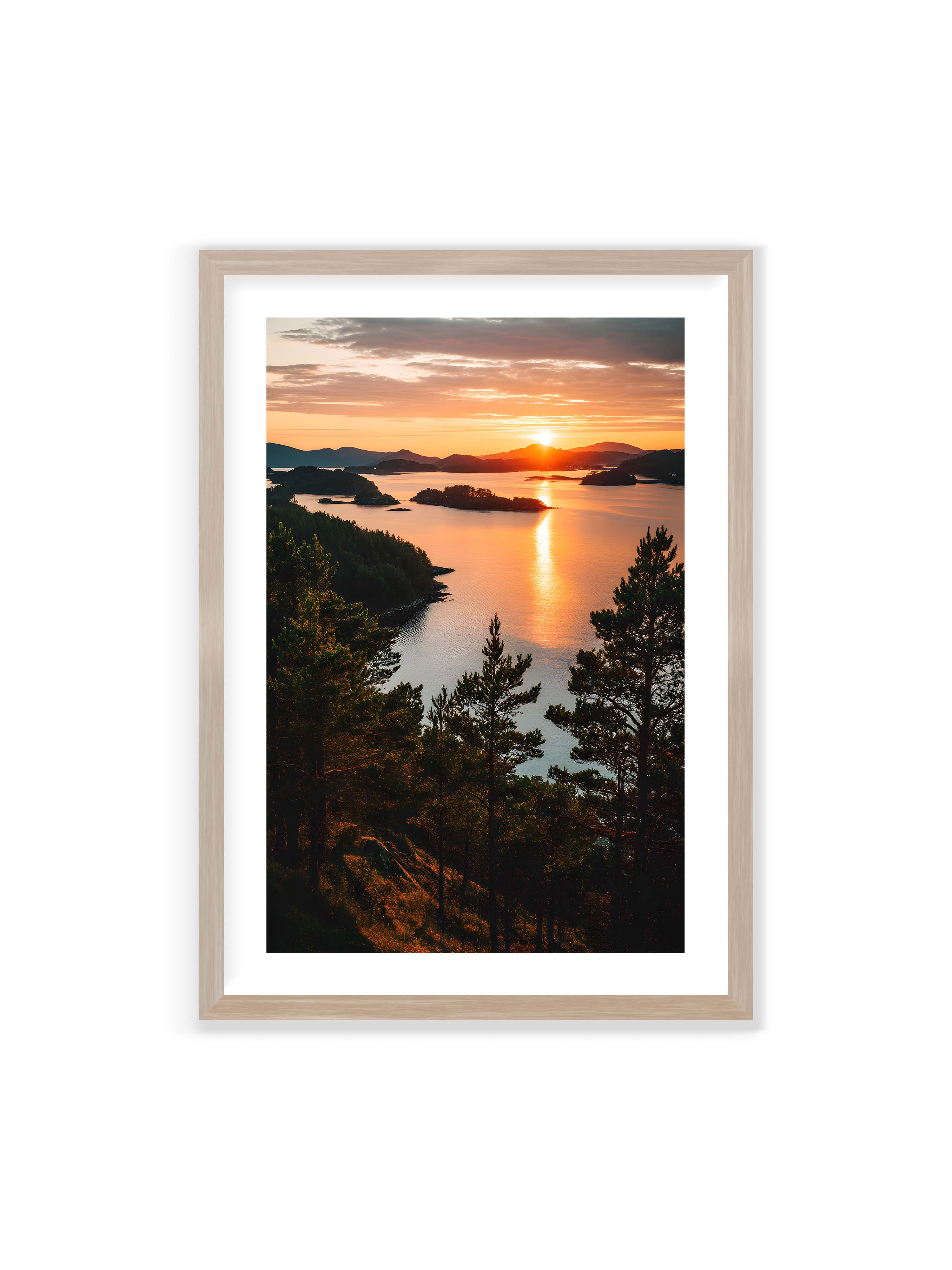 70x100 cm mit weißem Galerie-Rand im Eichenrahmen – Sonnenuntergang über Inseln mit goldenen Reflexionen im Wasser, Bäume im Vordergrund.