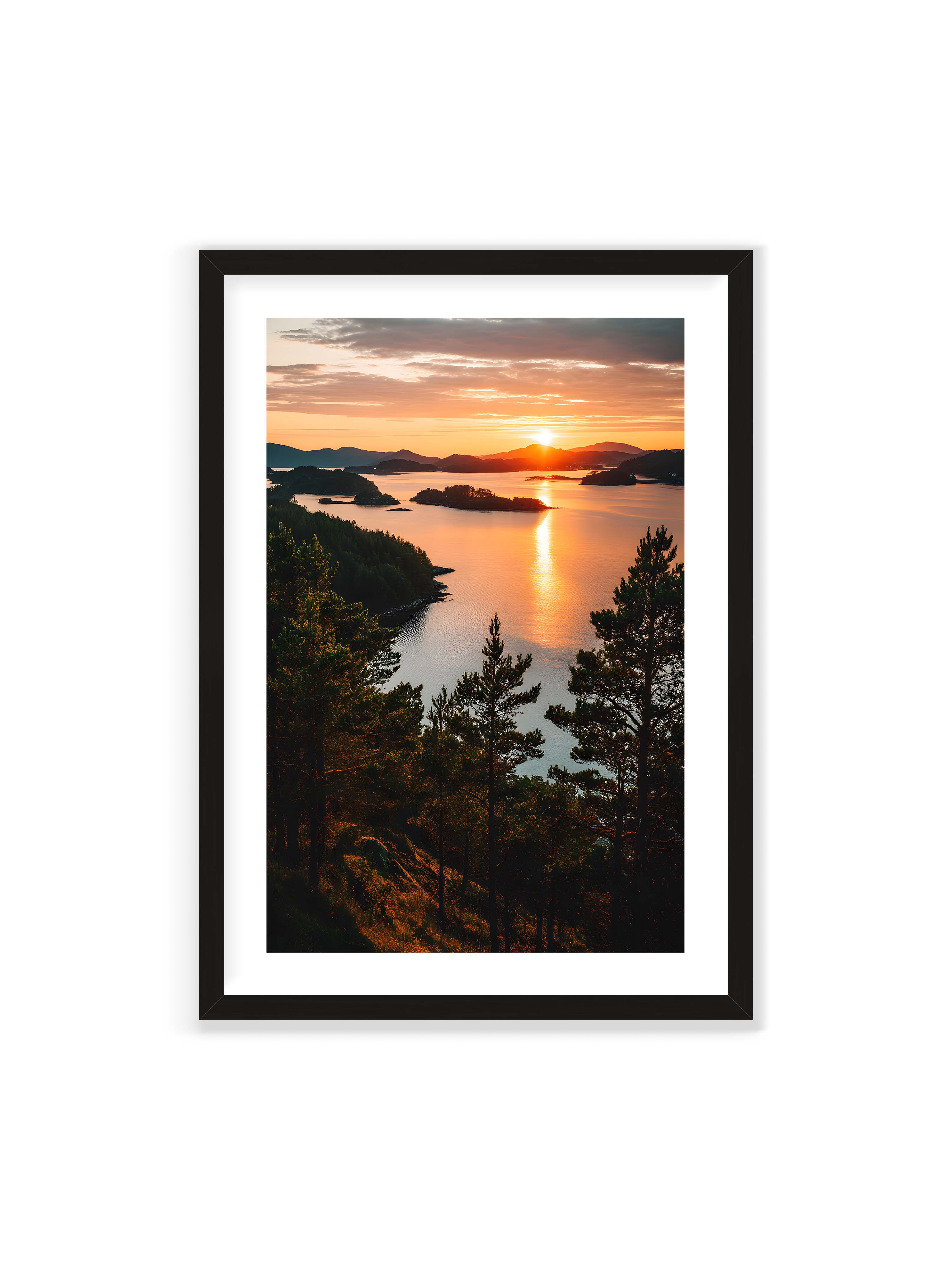 70x100 cm mit weißem Galerie-Rand mit schwarzem Rahmen – Sonnenuntergang über Inseln mit goldenen Reflexionen im Wasser, Bäume im Vordergrund.