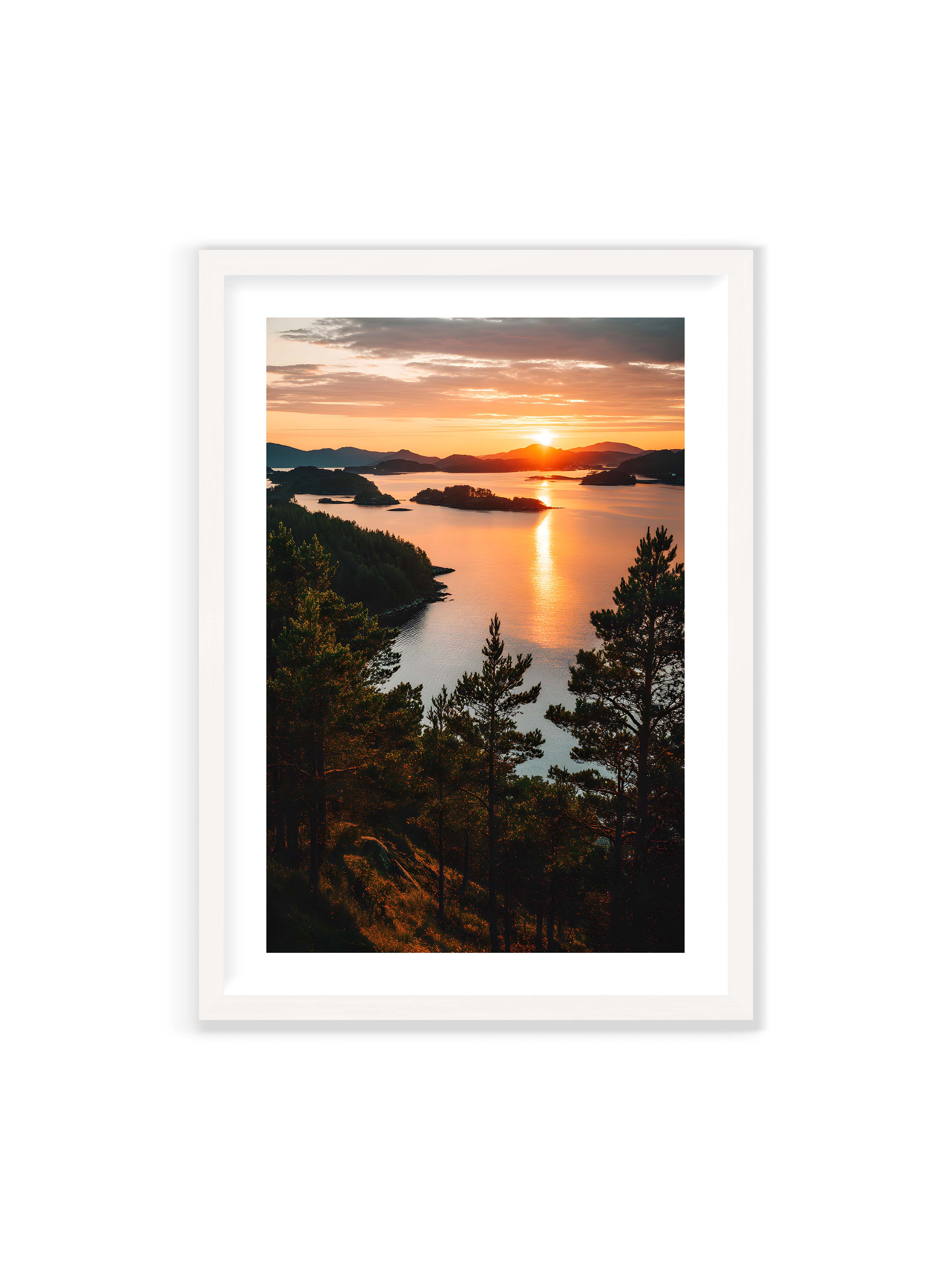 70x100 cm mit weißem Galerie-Rand mit weißem Rahmen – Sonnenuntergang über Inseln mit goldenen Reflexionen im Wasser, Bäume im Vordergrund.