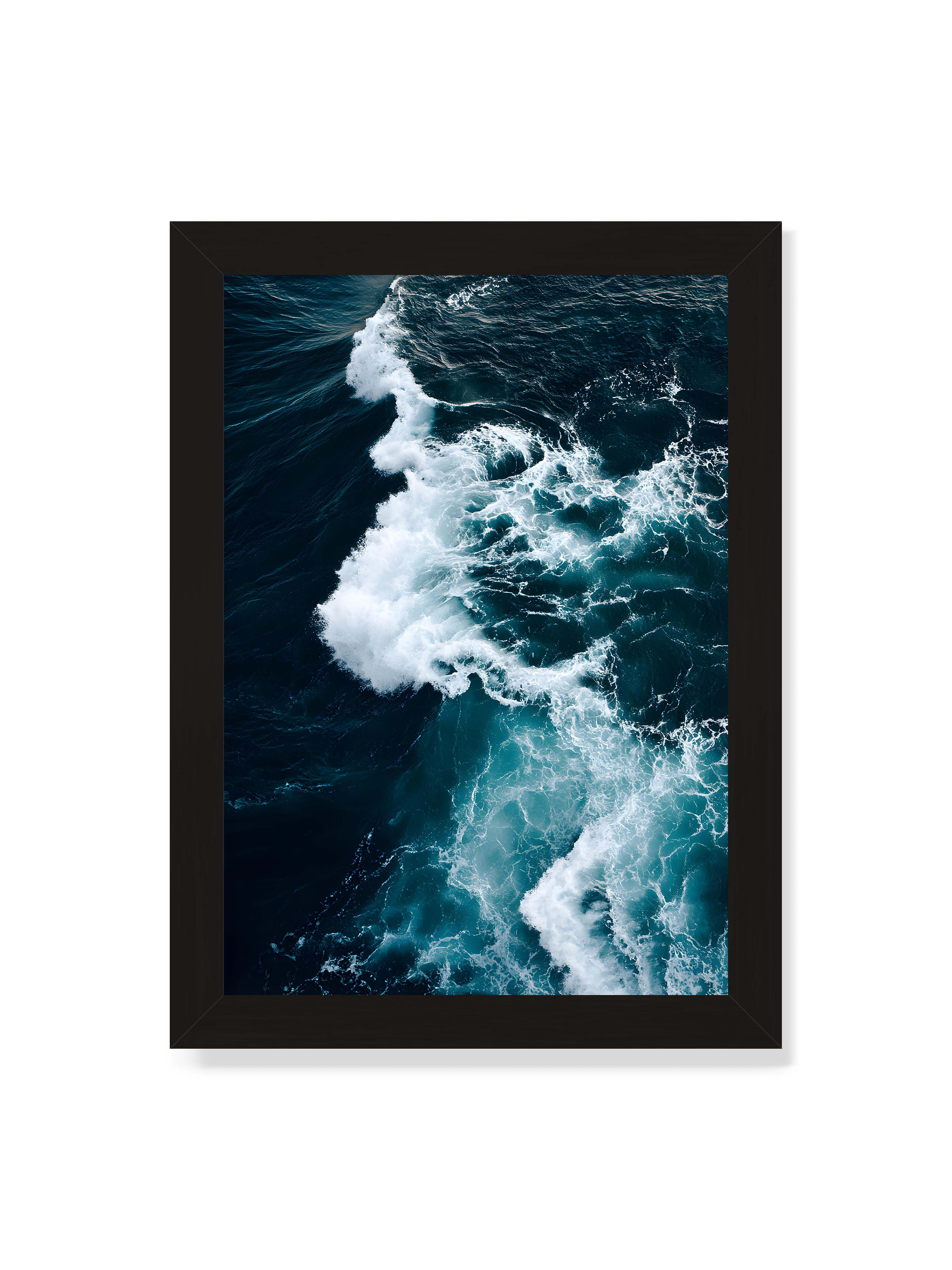 21x30 cm ohne Galerie-Rand mit schwarzem Rahmen – Die Kraft des Ozeans in einer Aufnahme, die Wellen und Schaum in tiefblau und weiß zeigt.