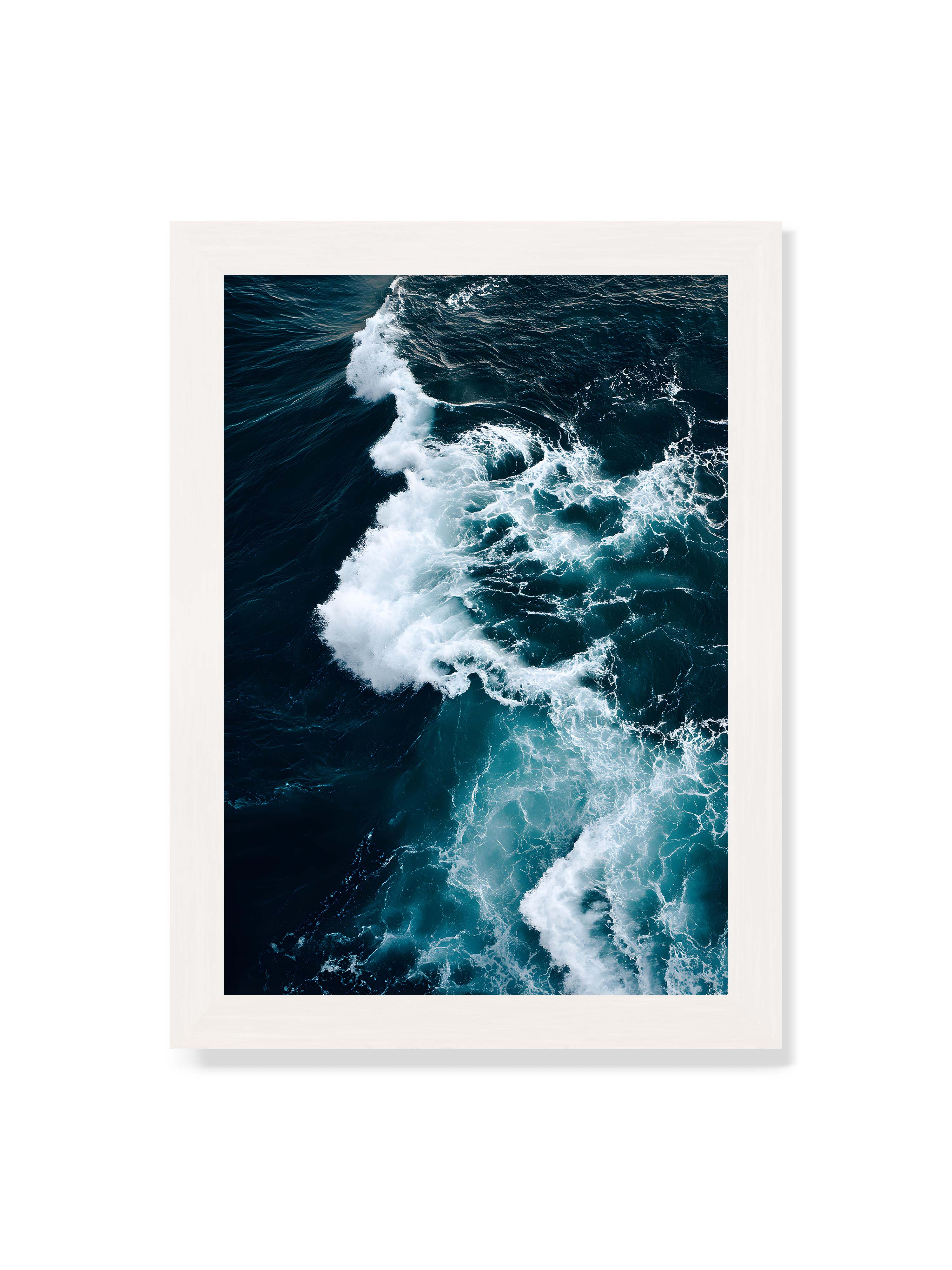 21x30 cm ohne Galerie-Rand mit weißem Rahmen – Die Kraft des Ozeans in einer Aufnahme, die Wellen und Schaum in tiefblau und weiß zeigt.
