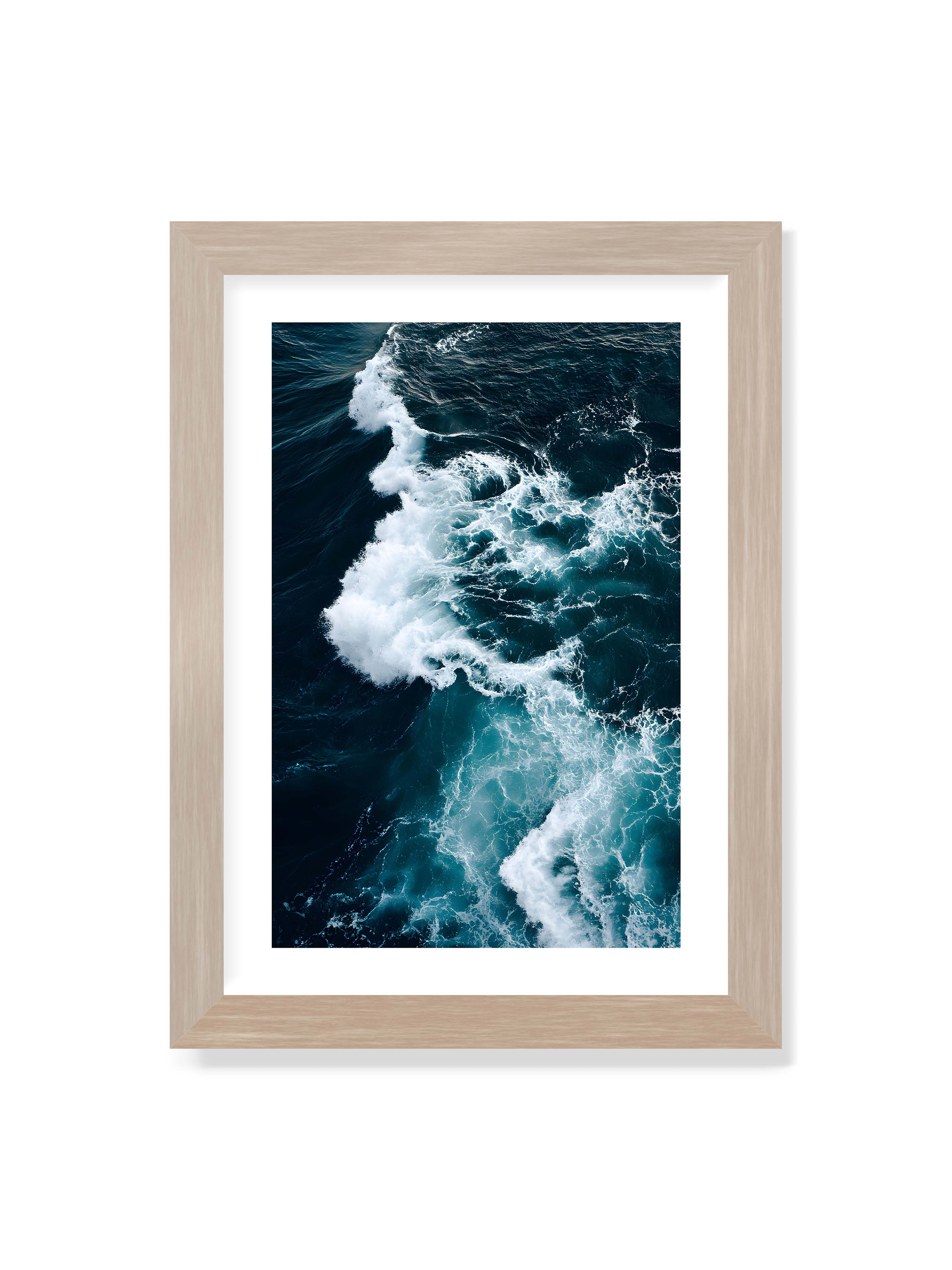 21x30 cm mit weißem Galerie-Rand im Eichenrahmen – Die Kraft des Ozeans in einer Aufnahme, die Wellen und Schaum in tiefblau und weiß zeigt.