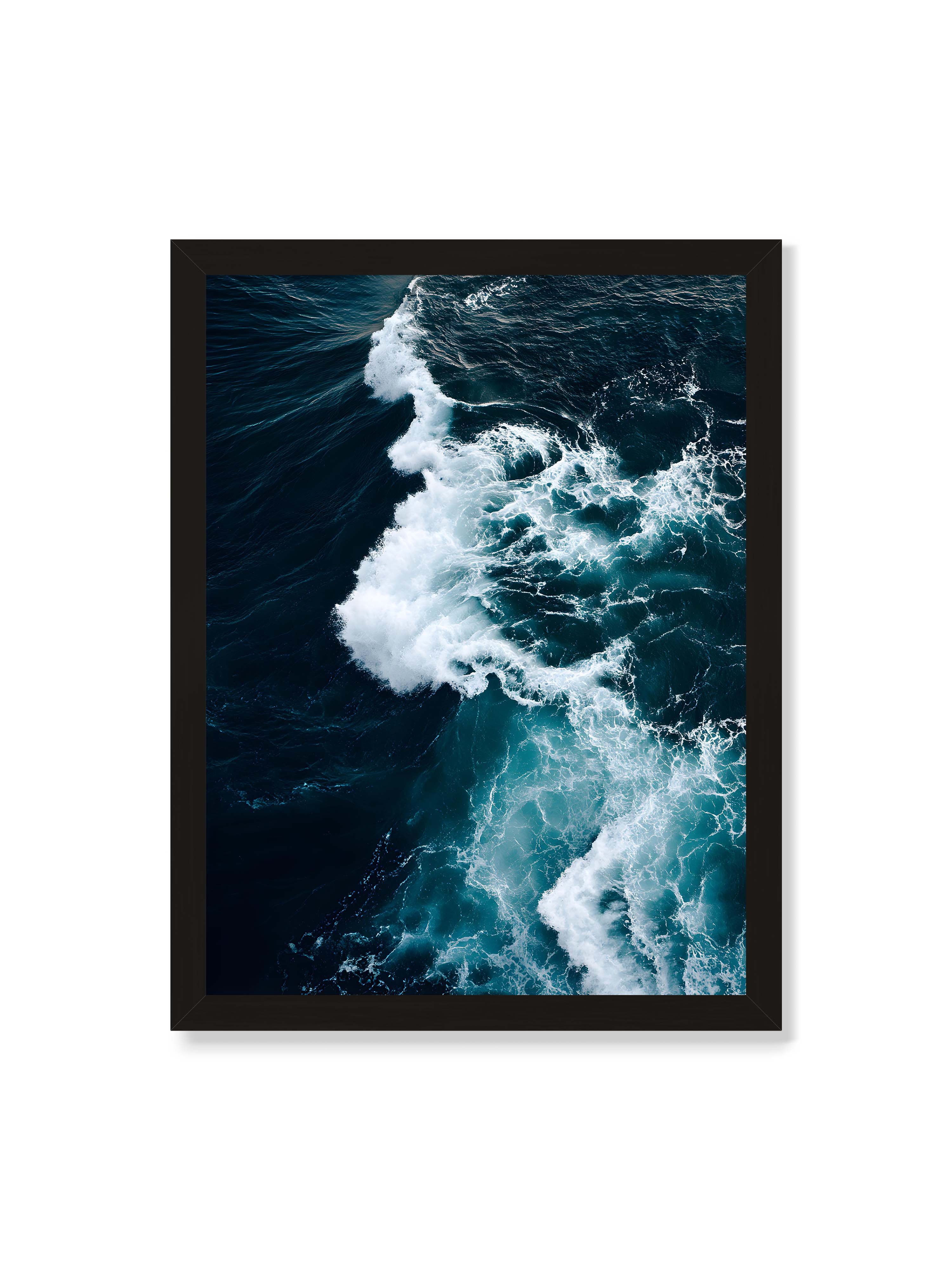 30x40 cm ohne Galerie-Rand mit schwarzem Rahmen – Die Kraft des Ozeans in einer Aufnahme, die Wellen und Schaum in tiefblau und weiß zeigt.