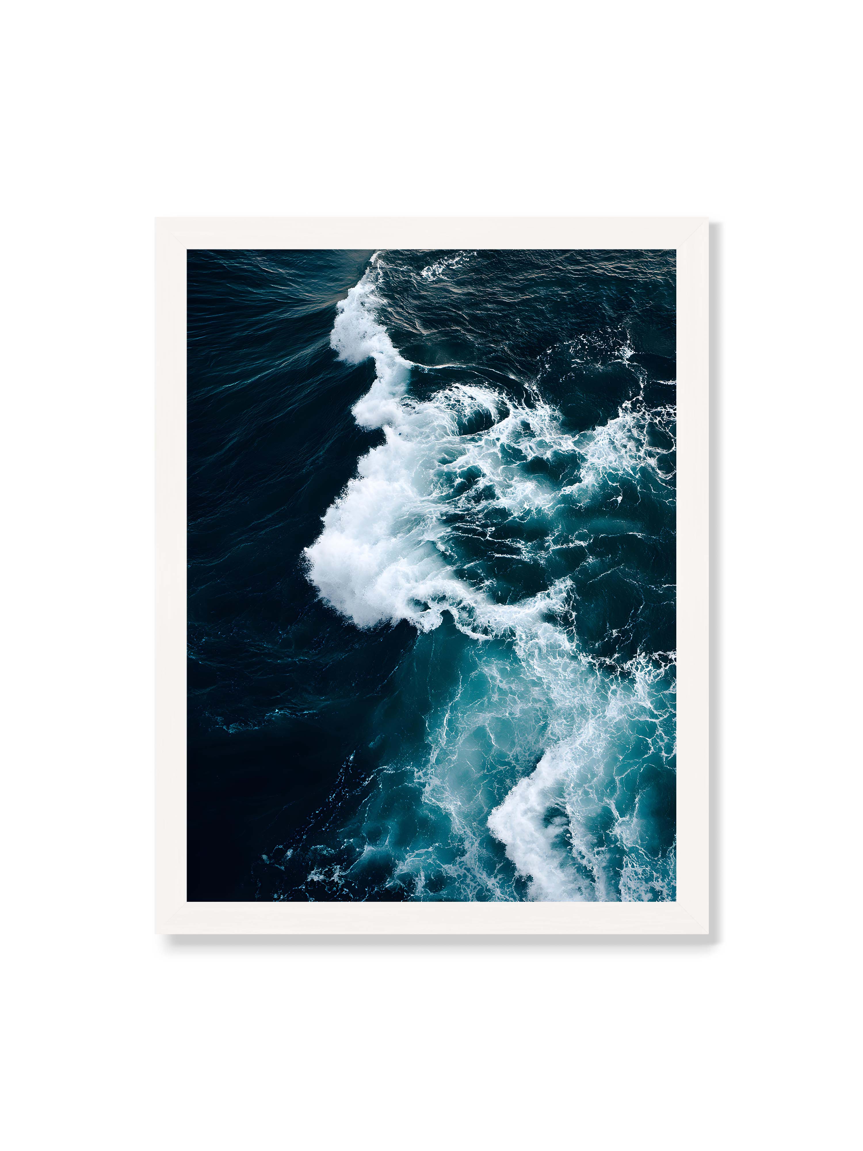 30x40 cm ohne Galerie-Rand mit weißem Rahmen – Die Kraft des Ozeans in einer Aufnahme, die Wellen und Schaum in tiefblau und weiß zeigt.