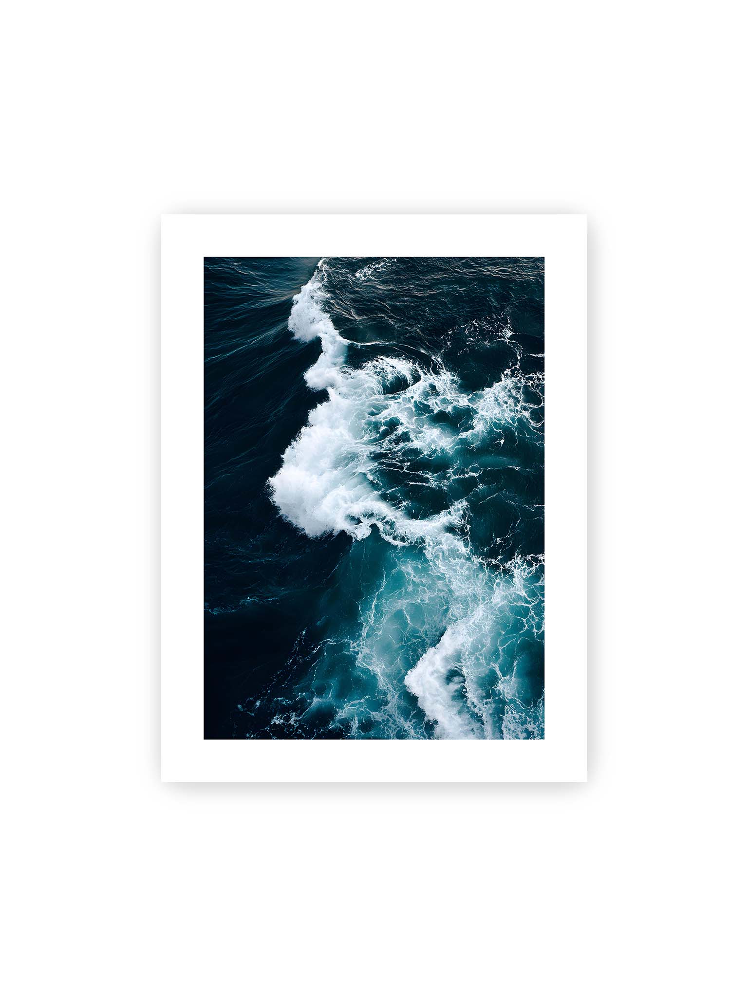 30x40 cm, weißer Galerie-Rand – Die Kraft des Ozeans in einer Aufnahme, die Wellen und Schaum in tiefblau und weiß zeigt.