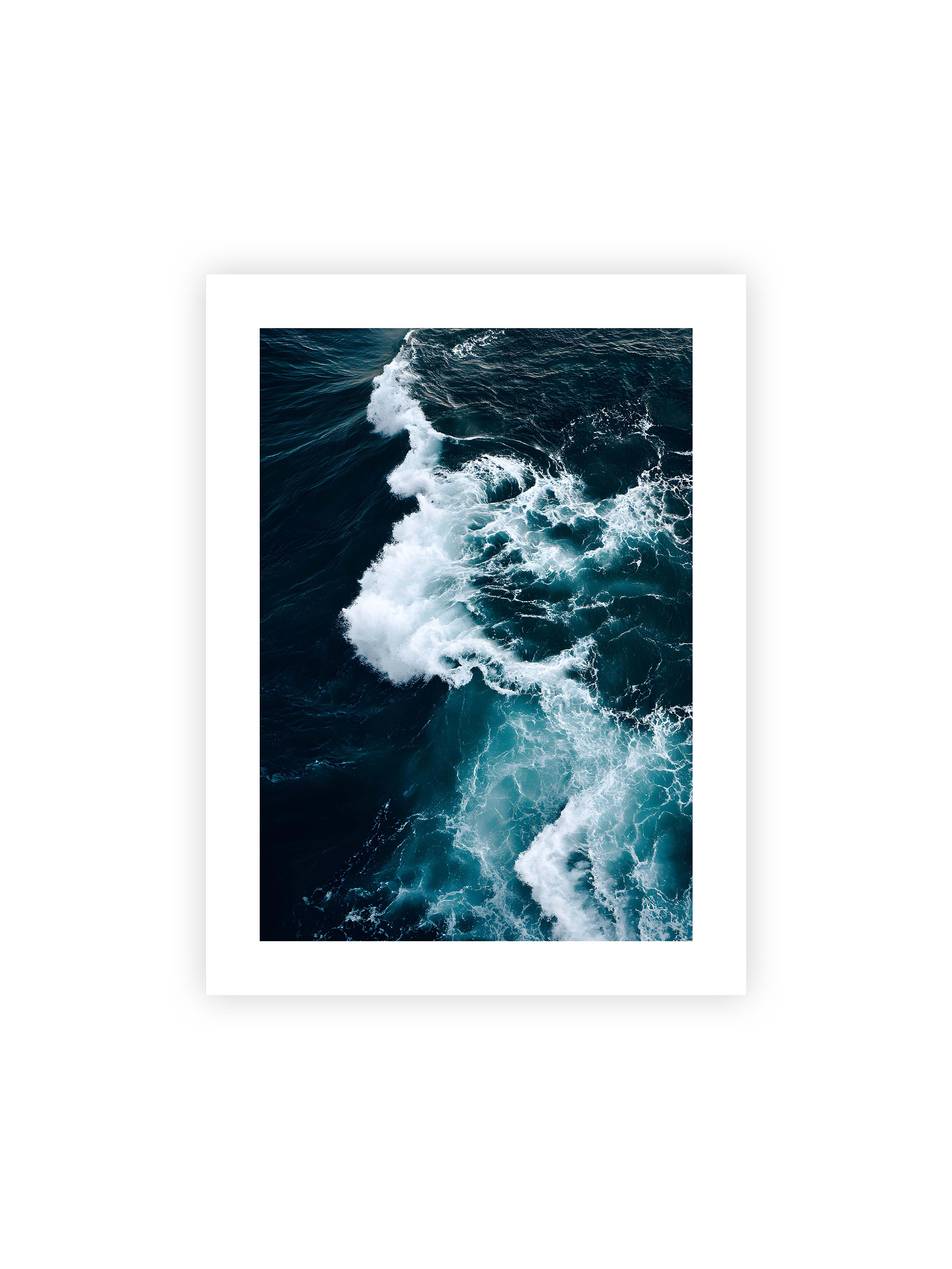 30x40 cm mit weißem Galerie-Rand ohne Rahmen – Die Kraft des Ozeans in einer Aufnahme, die Wellen und Schaum in tiefblau und weiß zeigt.